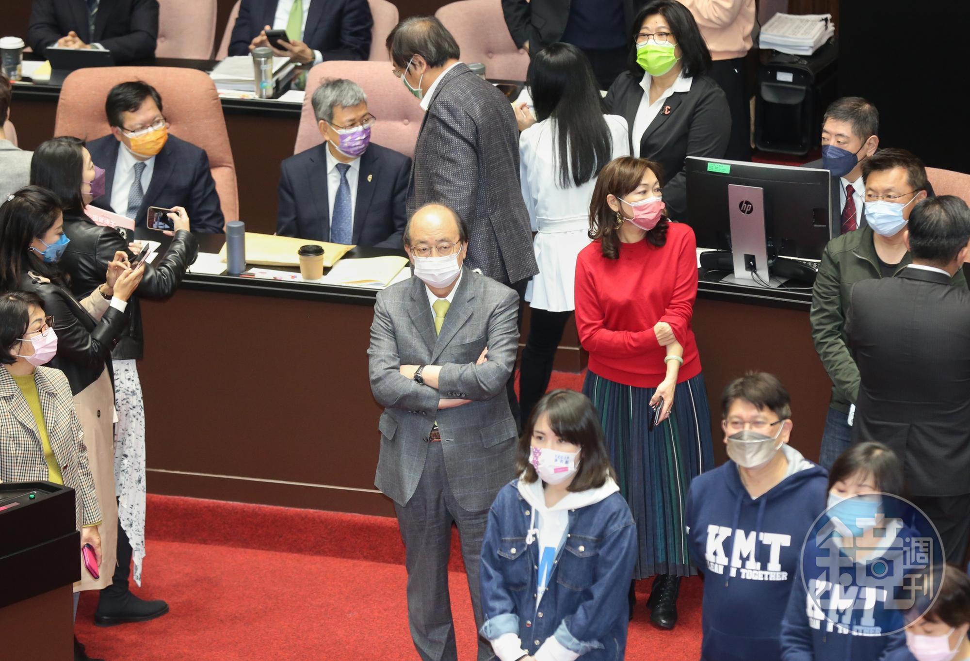 行政院長陳建仁今首度赴立法院接受備詢，結果卻遭在野國民黨杯葛議事。
