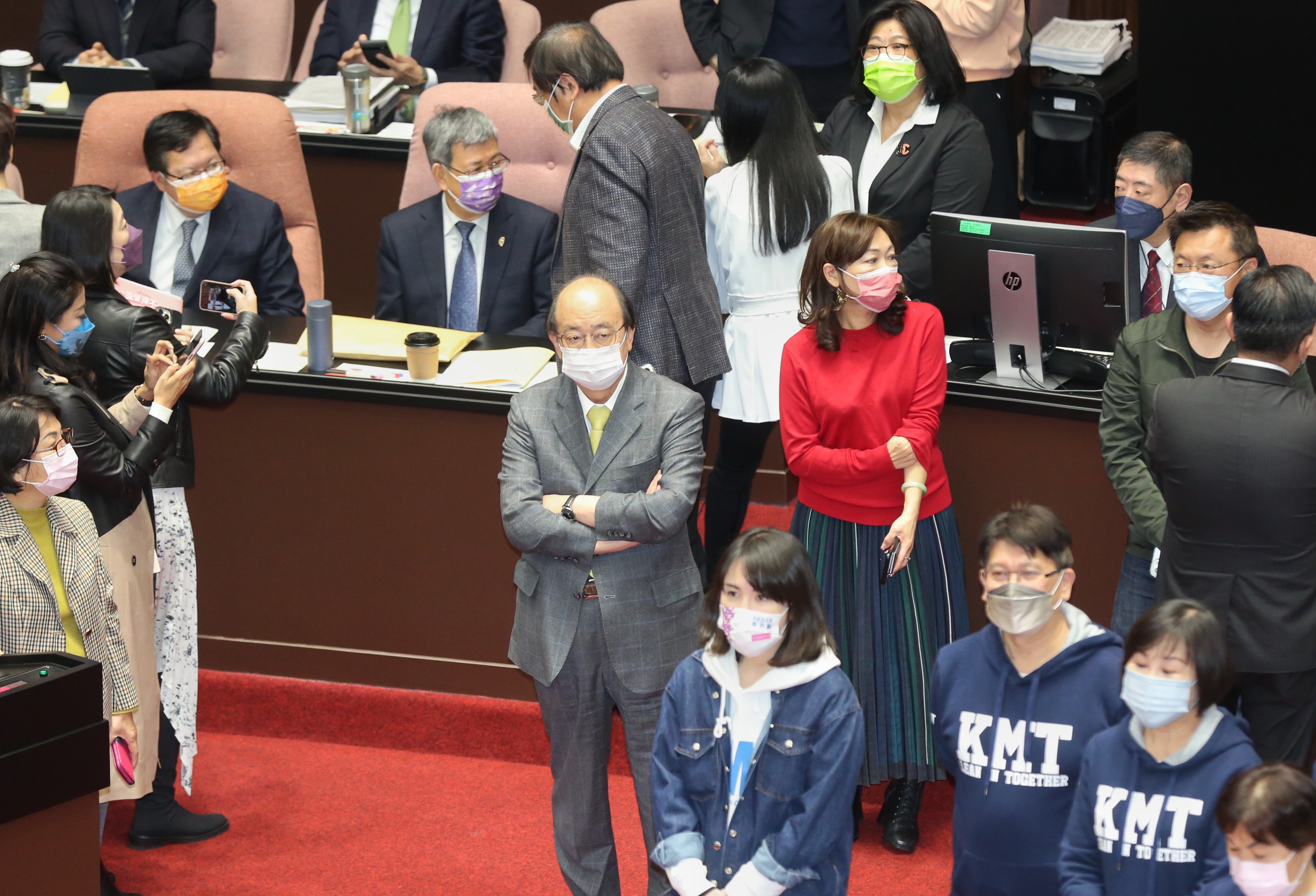 行政院長陳建仁今首度赴立法院接受備詢，結果卻遭在野國民黨杯葛議事。