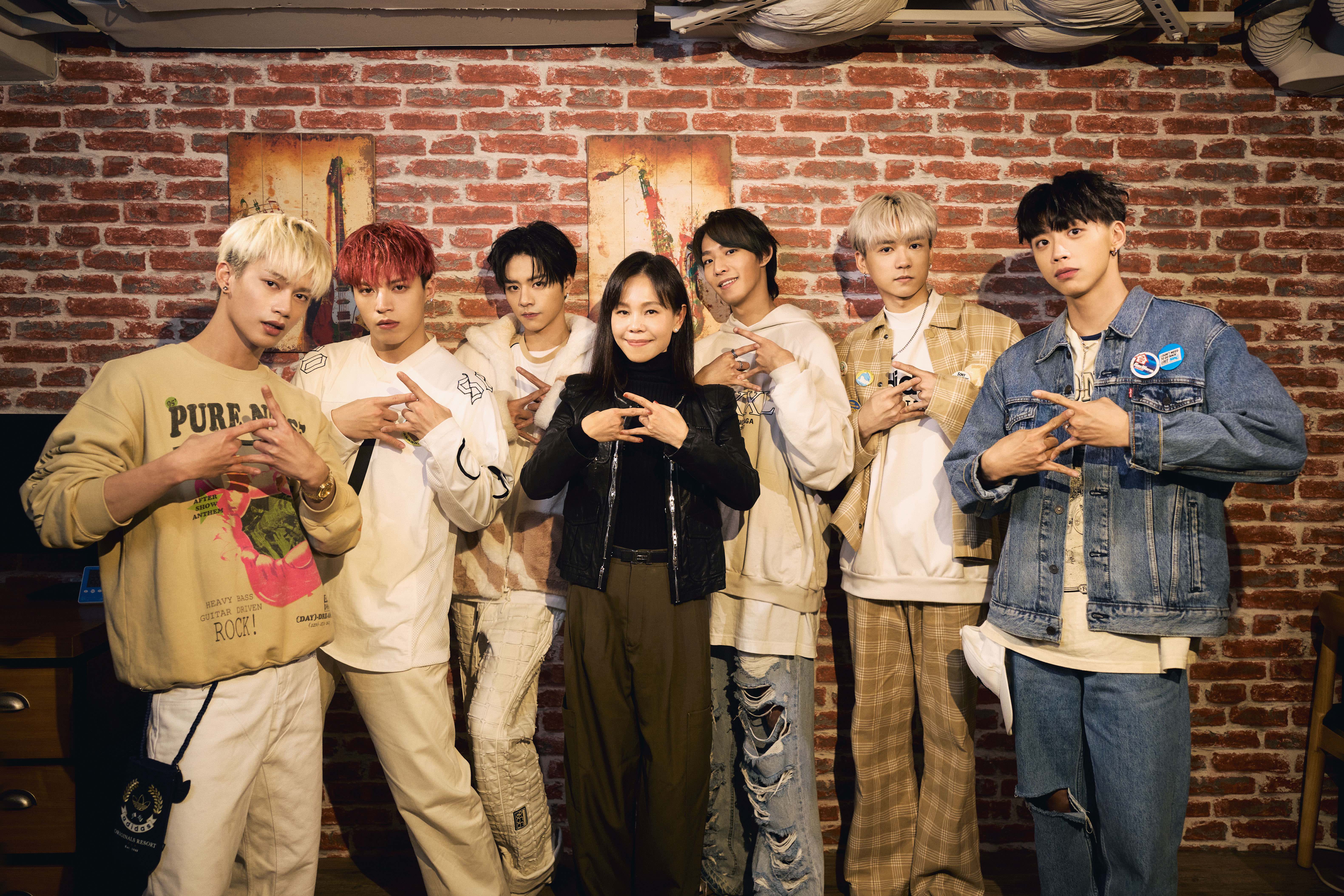 子翔（左起）、哲言、佳辰、彭佳慧、煥鈞、祖安和文廷在錄音室相見歡。（索尼提供）