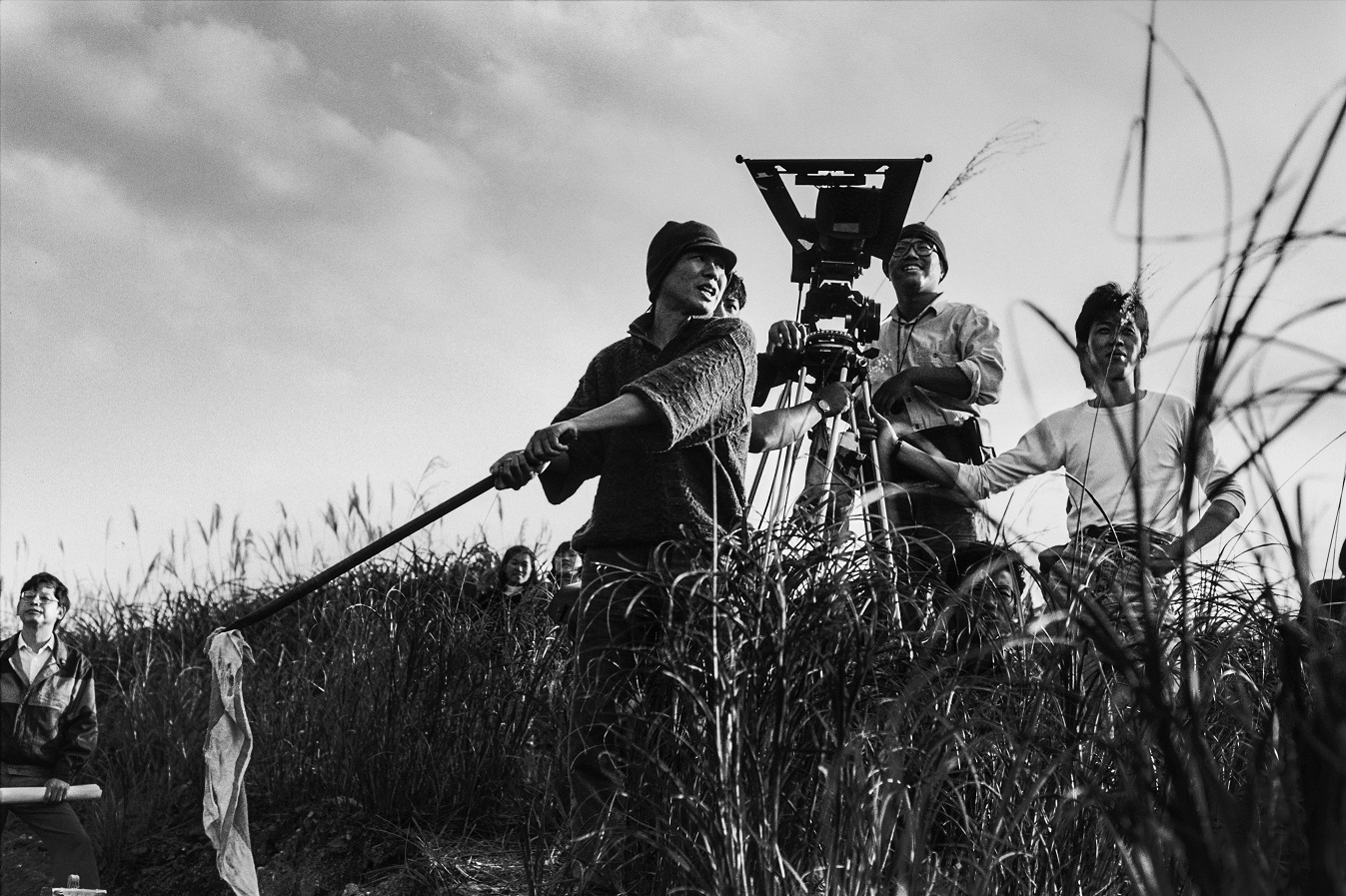 導演侯孝賢（右三）與攝影師陳懷恩（右二）在拍片現場。（牽猴子提供）