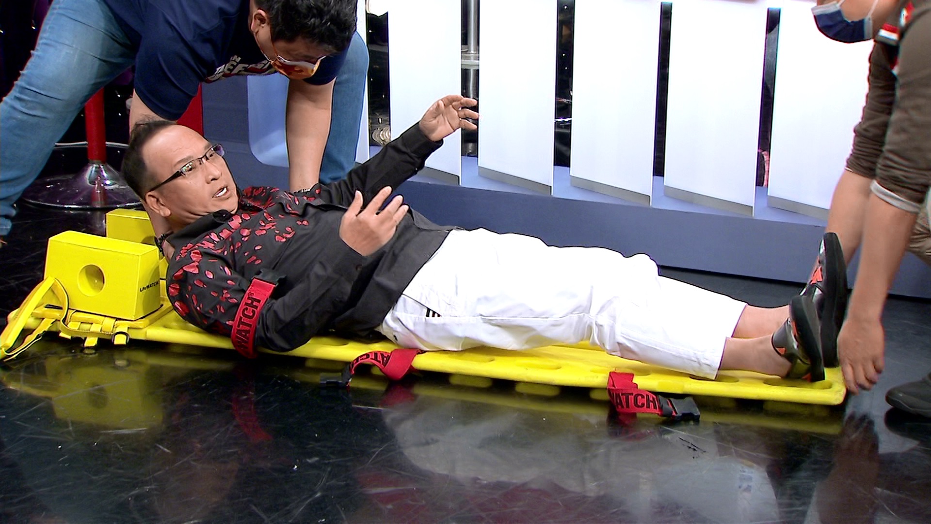 孔鏘日前上《聚焦2.0》節目，竟是被抬著擔架進場！（年代新聞提供）