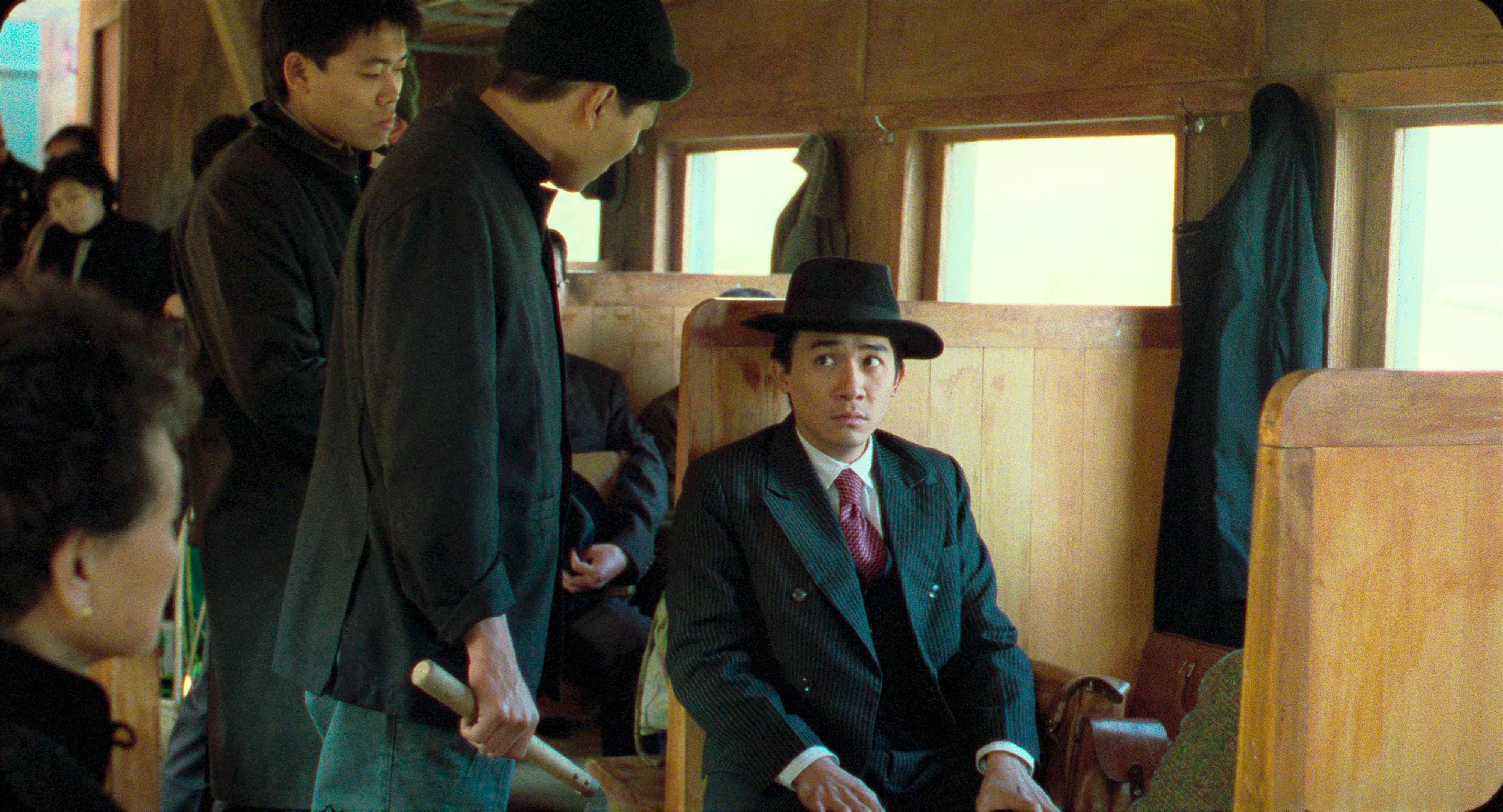 片中梁朝偉在火車上於驚惶之中說出「我台灣人」。（牽猴子提供）