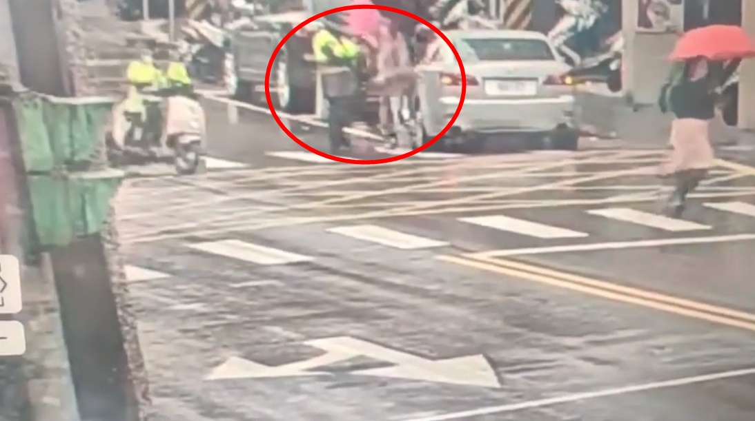 周姓婦人不滿違停被開單，竟動手賞警員巴掌。（翻攝自記者新聞網YouTube頻道）