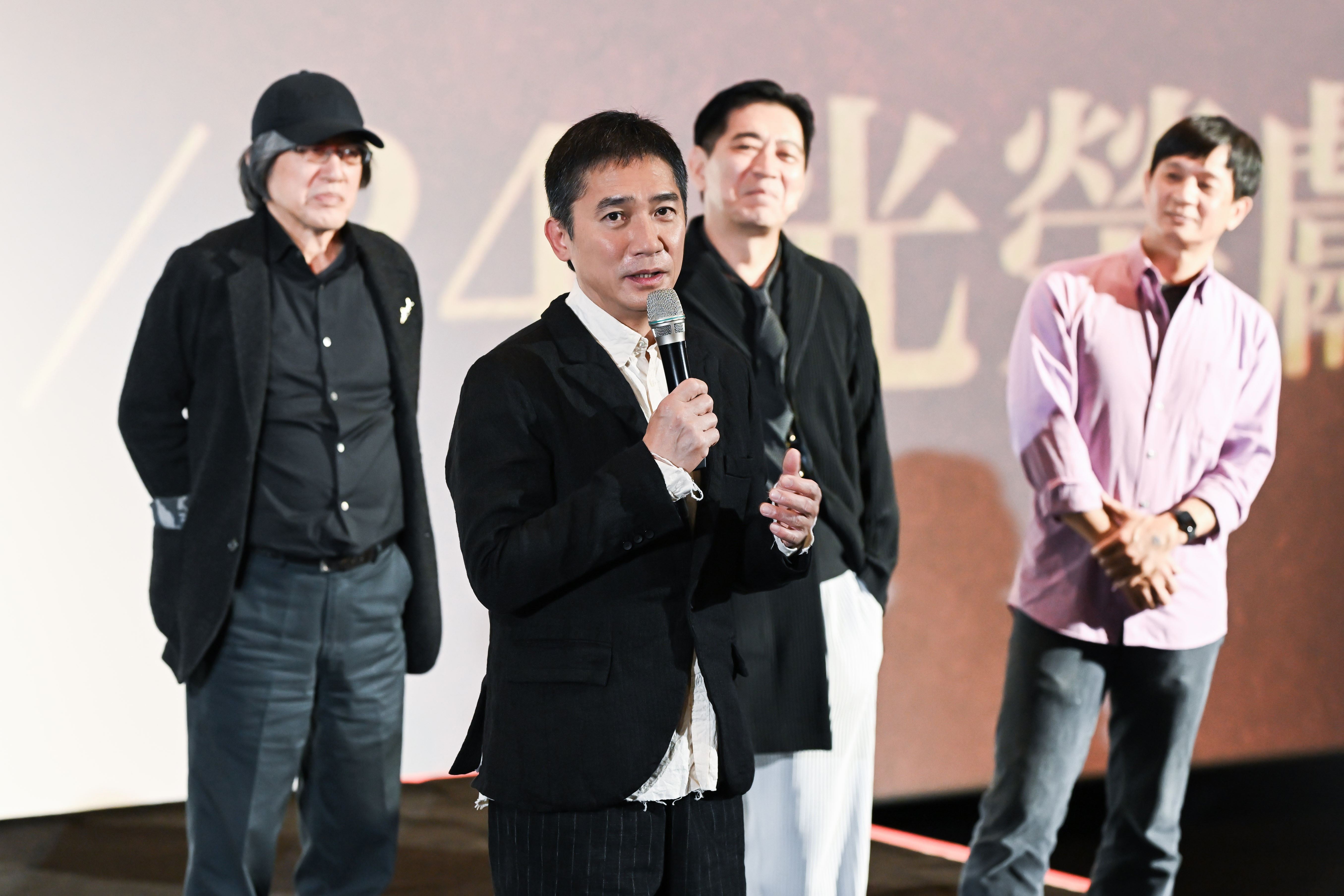 男主角梁朝偉（前）日前出席4K數位版首映會致詞，吸引大批媒體前往採訪。後排左起為策劃詹宏志、演員高捷與吳義芳。（牽猴子提供）