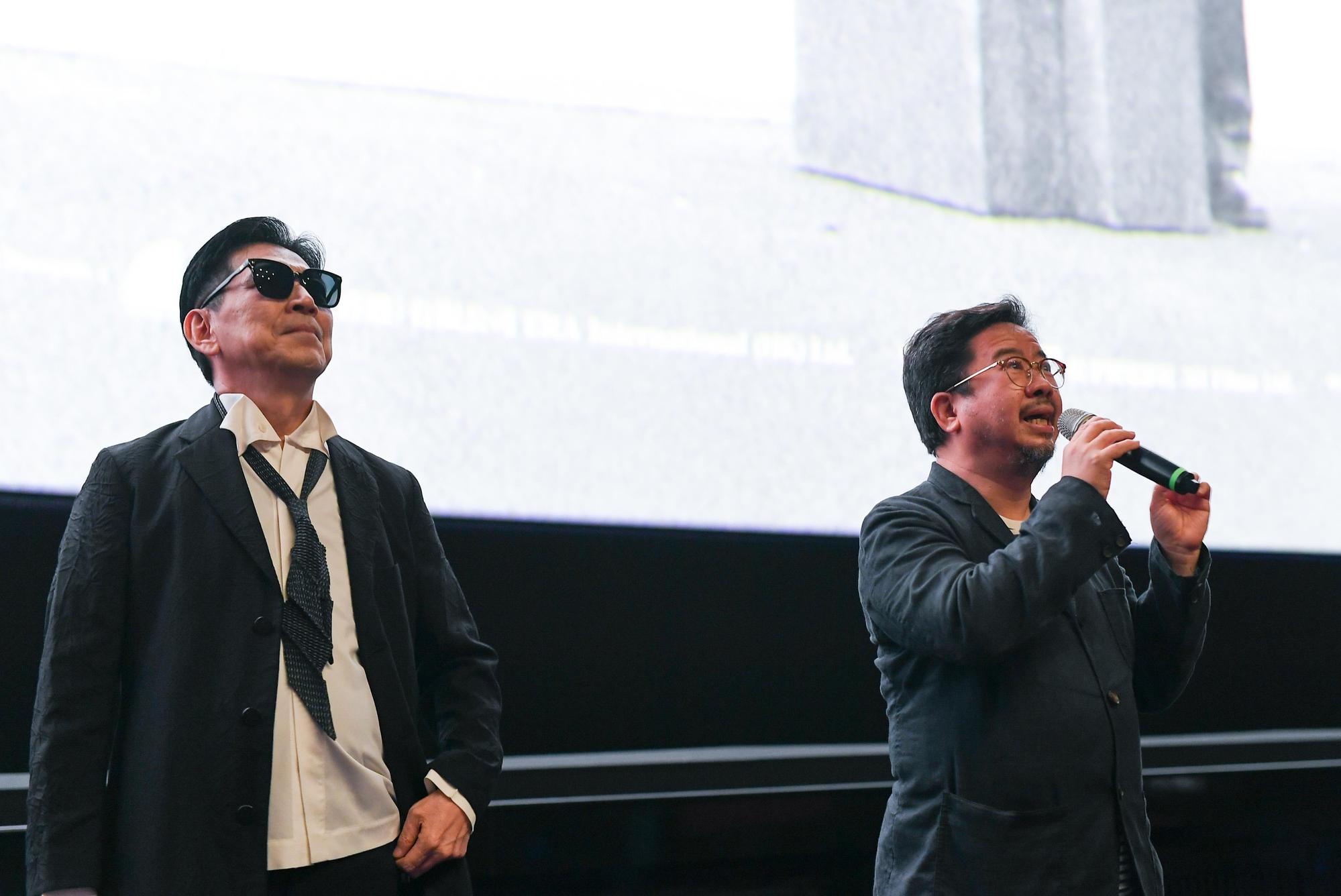 演員高捷(左)與此次重映宣傳統籌、年代國際(香港)有限公司執行長褚明仁(右)出席媒體試片。(牽猴子提供)