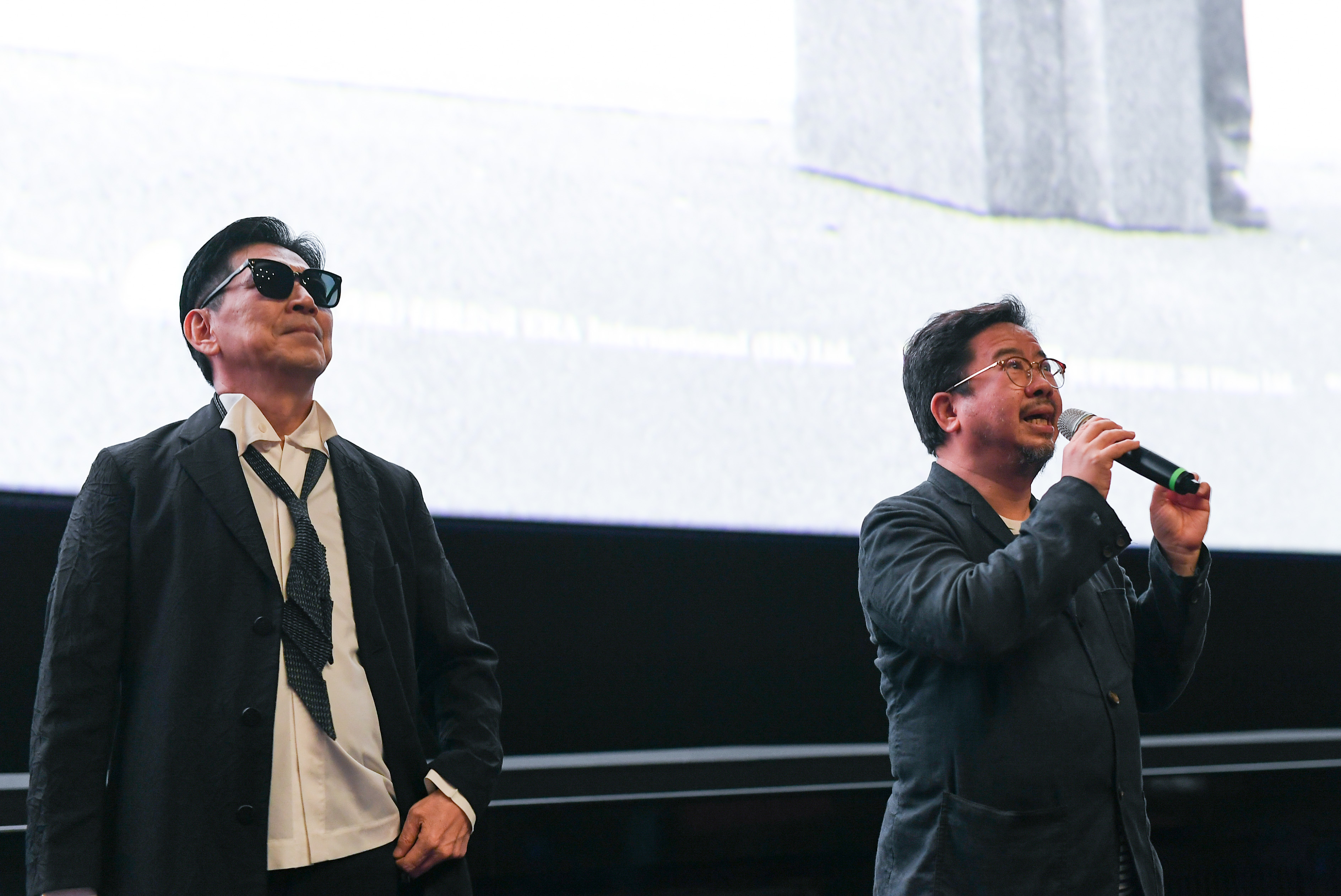 演員高捷（左）與此次重映宣傳統籌、年代國際（香港）有限公司執行長褚明仁（右）出席媒體試片。（牽猴子提供）