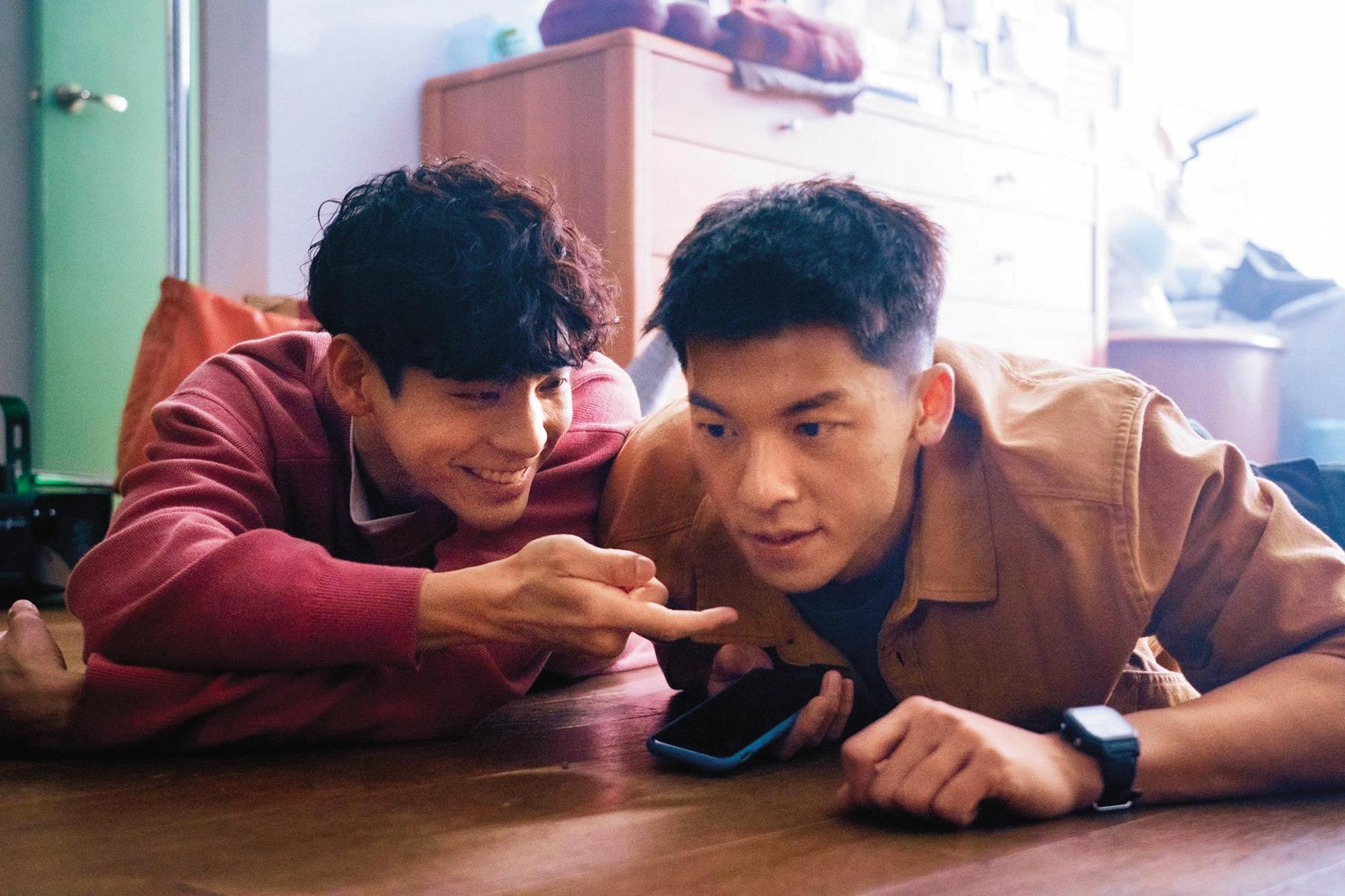 林柏宏(左)和許光漢(右)合作《關於我和鬼變成家人的那件事》票房大賣,頗獲好評。(金盞花大影業提供)