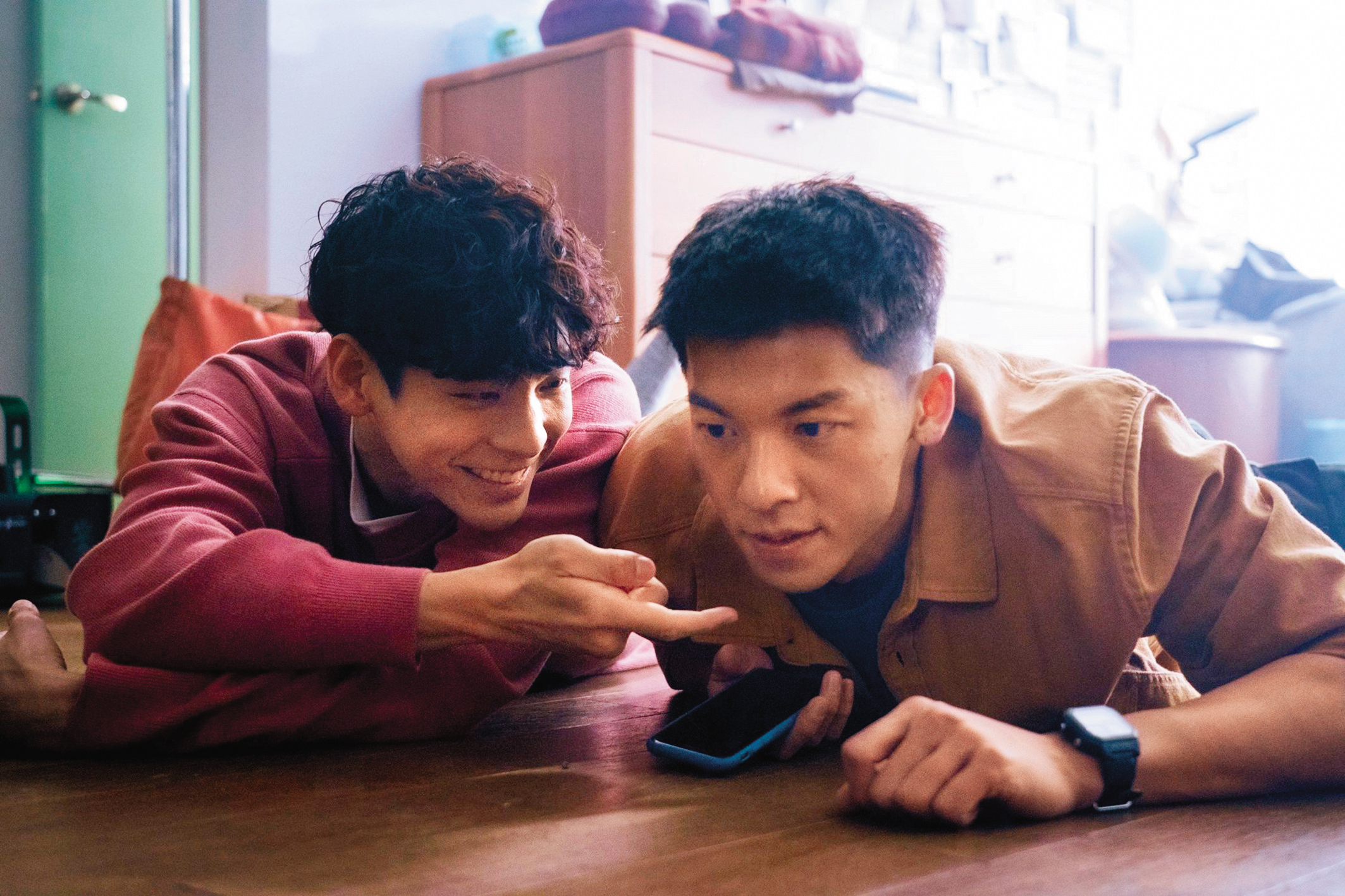林柏宏（左）和許光漢（右）合作《關於我和鬼變成家人的那件事》票房大賣，頗獲好評。（金盞花大影業提供）