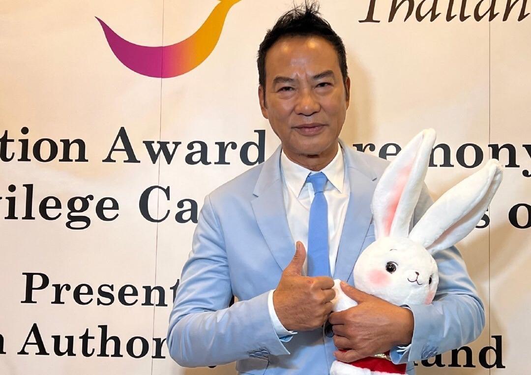 任達華透露新戲將在香港拍攝，因此可以多些時間陪伴家人。（翻攝自任達華微博）