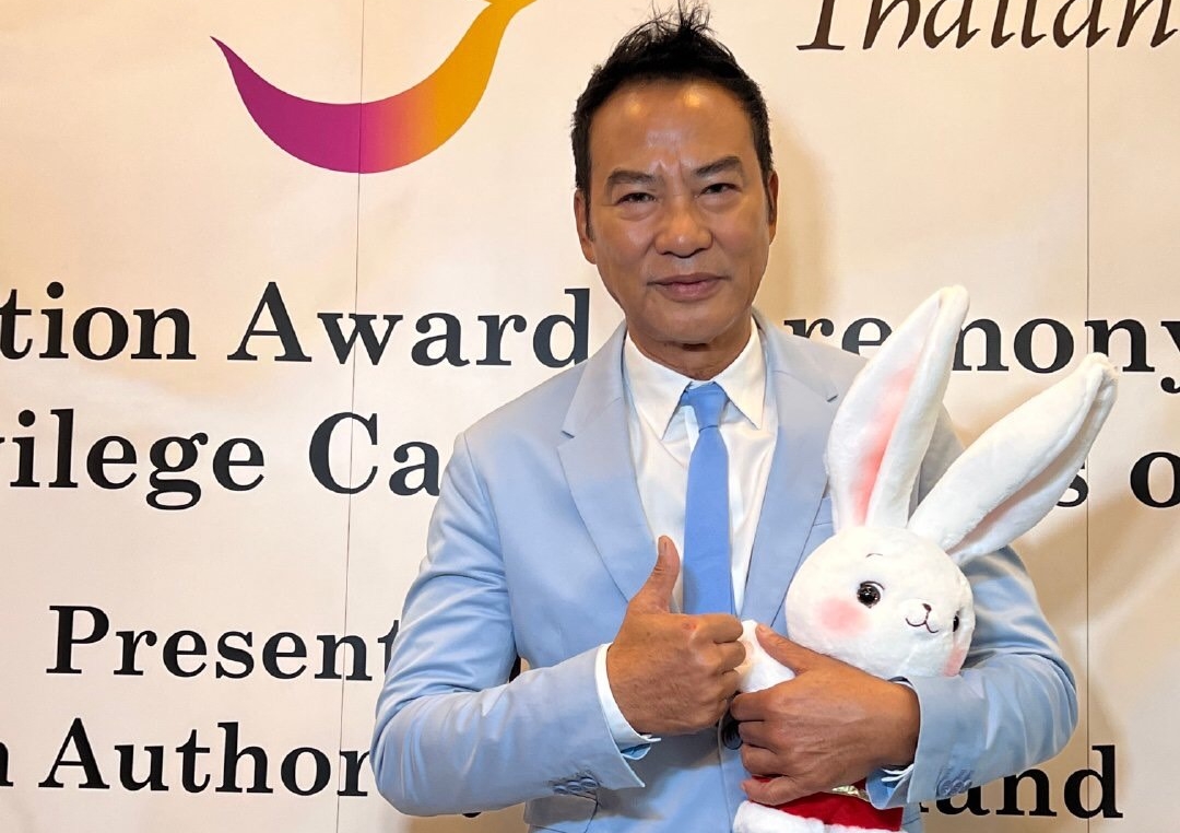 任達華透露新戲將在香港拍攝，因此可以多些時間陪伴家人。（翻攝自任達華微博）