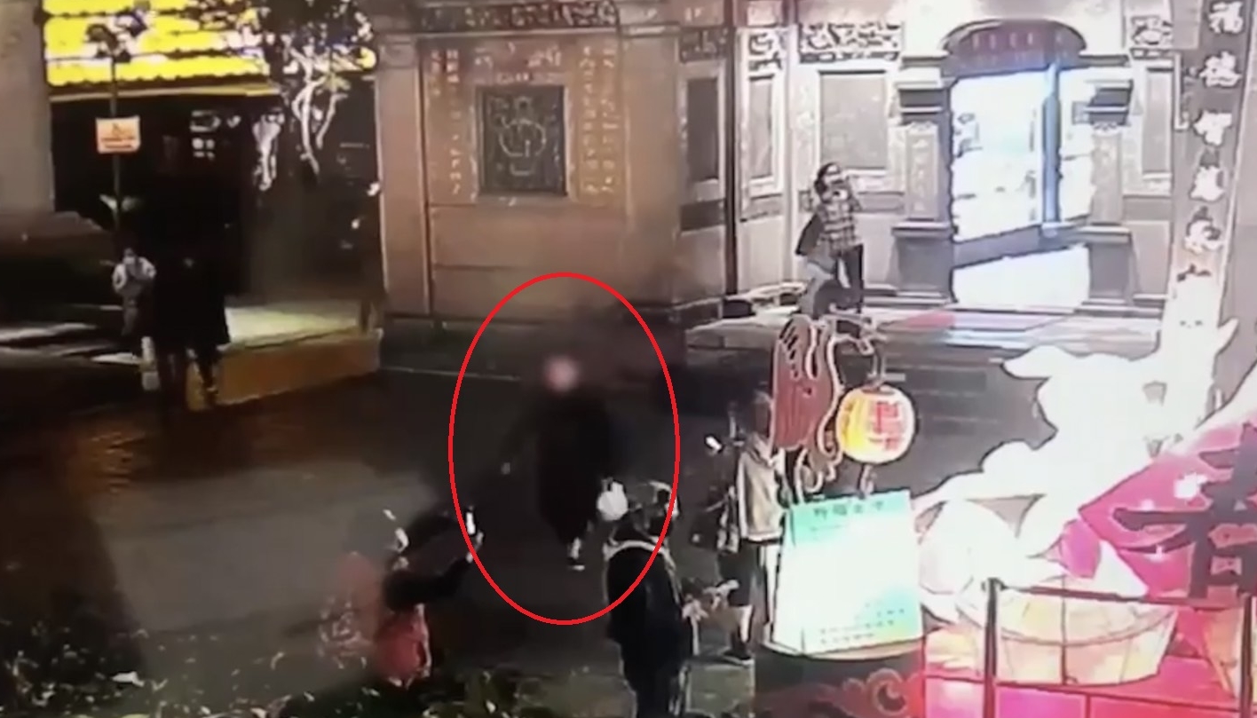 紀姓女子（紅圈）不滿借警局談和解遭拒，竟嗆聲要到警局扔汽油彈。（翻攝畫面）