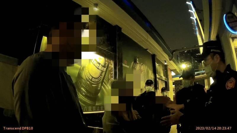 28歲郭姓通緝犯遇到臨檢時冒用哥哥身分，全家人都陪他一起演戲。（翻攝畫面）