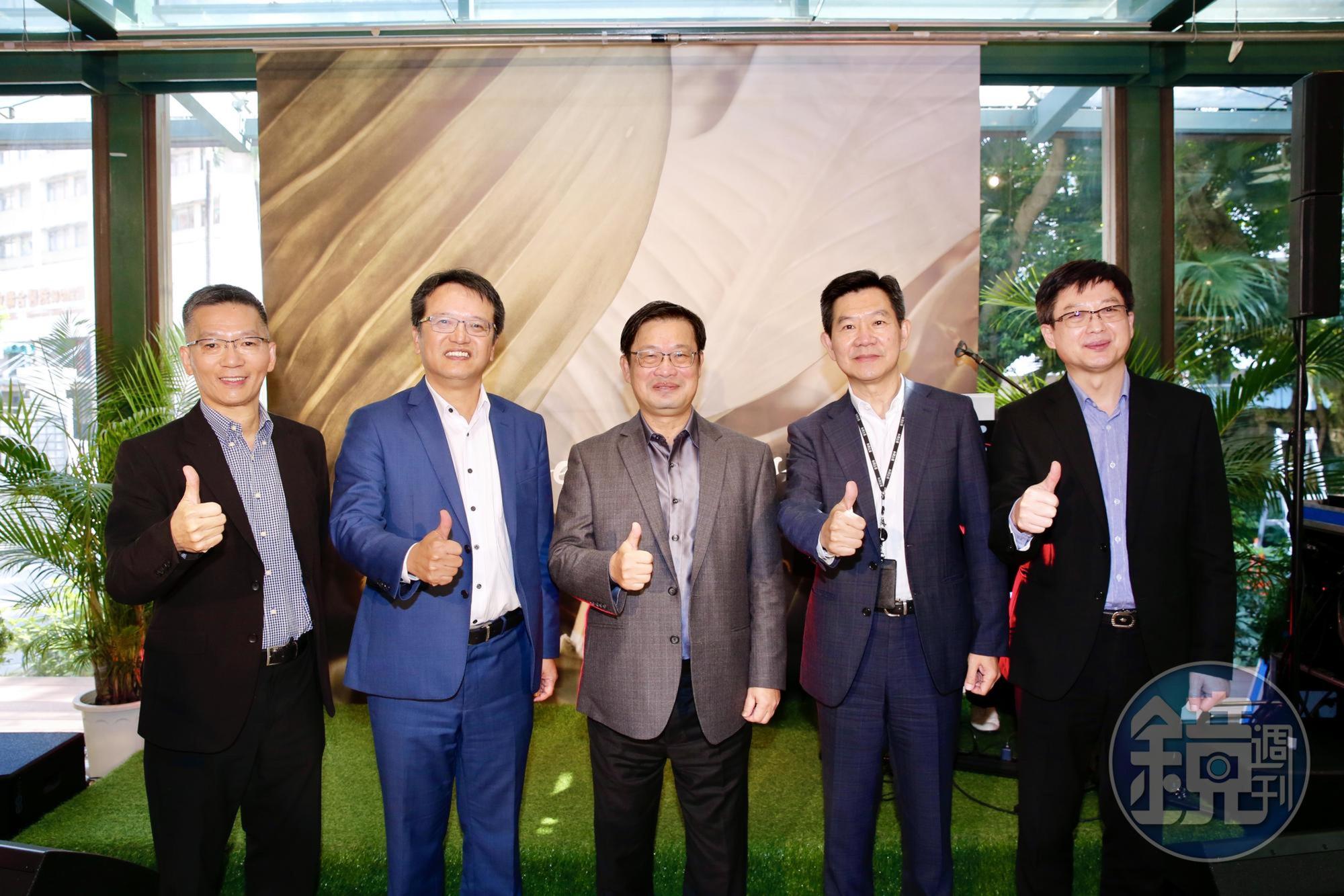 和潤企業董事長劉源森（左三）相當看好兔年集團的成長，將持續深化分期及企業金融業務經營，並多角化發展新事業。