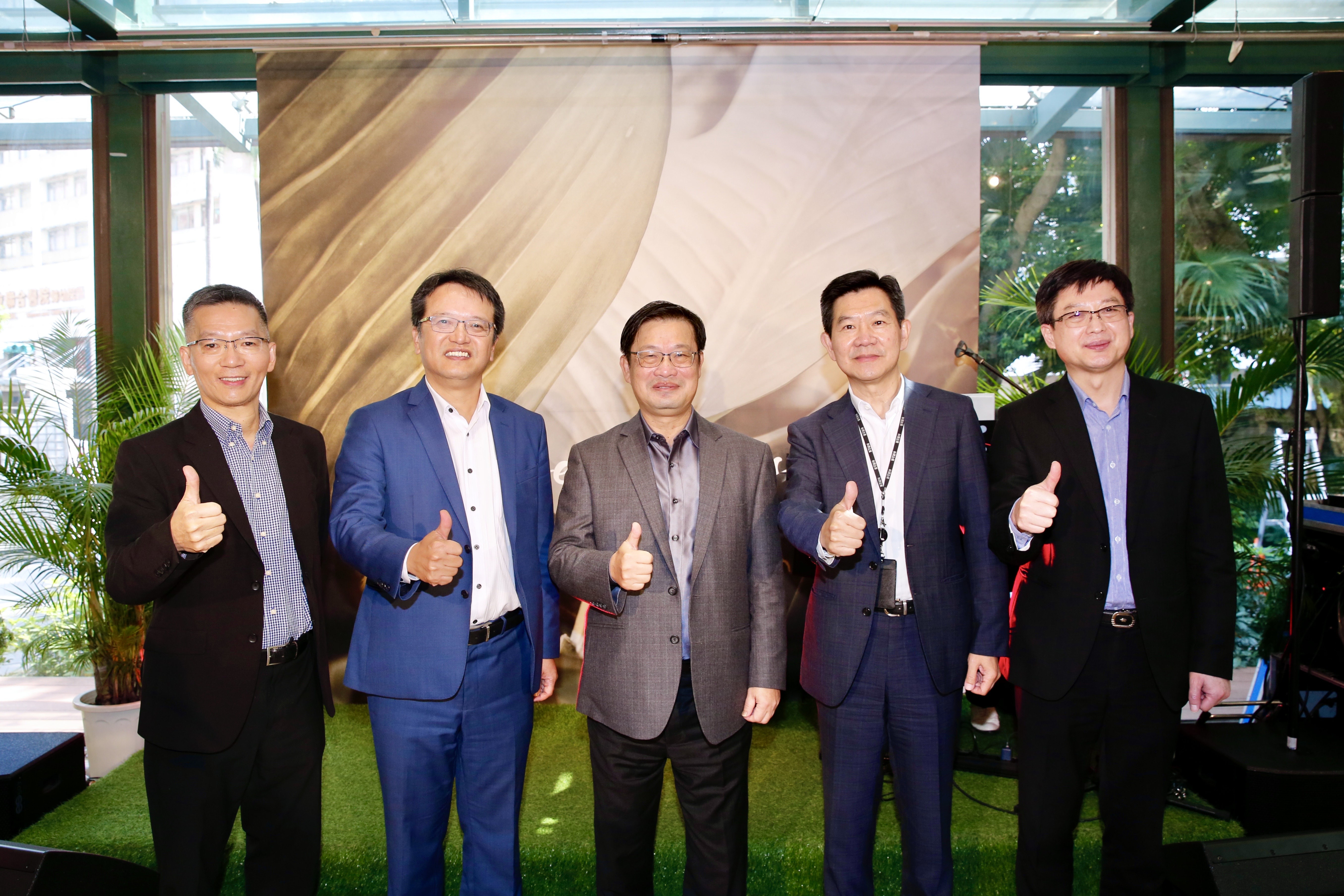 和潤企業董事長劉源森（左三）相當看好兔年集團的成長，將持續深化分期及企業金融業務經營，並多角化發展新事業。