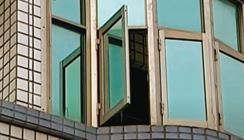 死者的父親外出忘了關窗，凶手從主臥室侵入，最後釀成命案。（東森新聞提供）