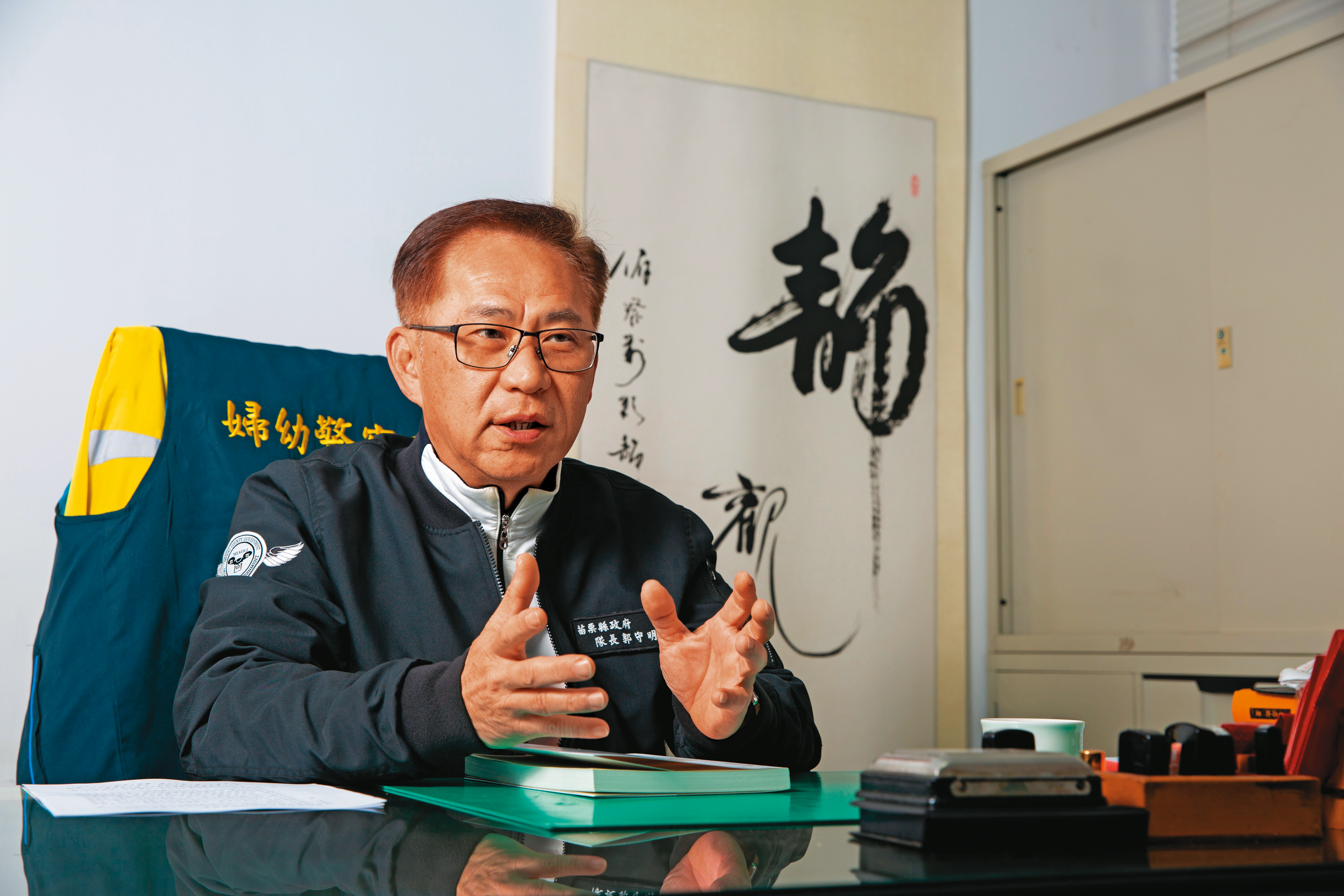 當年的鑑識課長郭守明（圖）從歹徒留下的足印，判斷他侵入的路線。