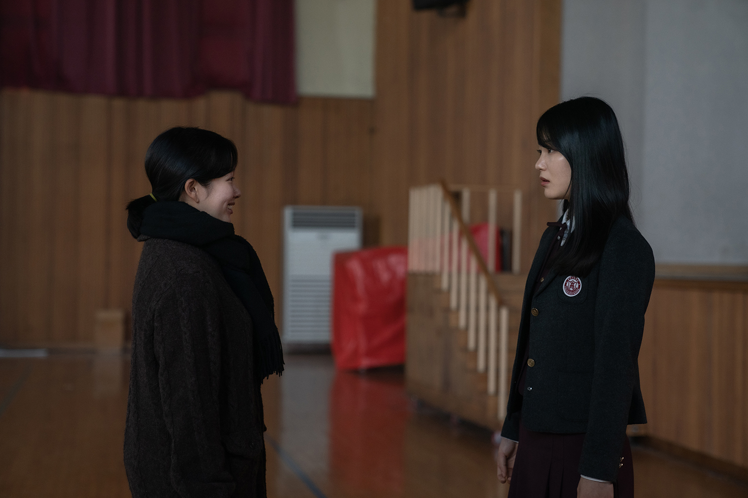 辛叡恩（右）在《黑暗榮耀》中不斷霸凌且用殘忍手段欺負鄭知蘇。（Netflix提供）