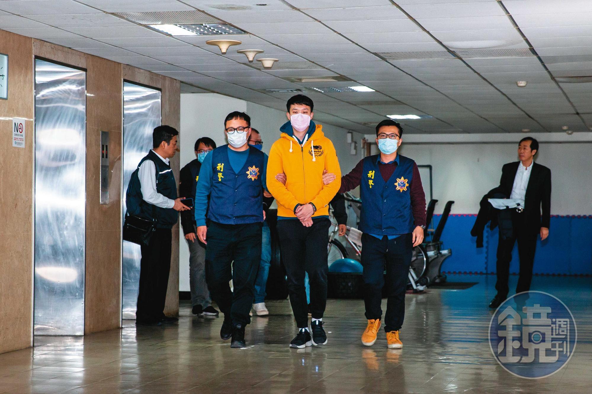 余姓男子(黃衣者)架設網站販賣不雅片,被法院判刑2年10個月。