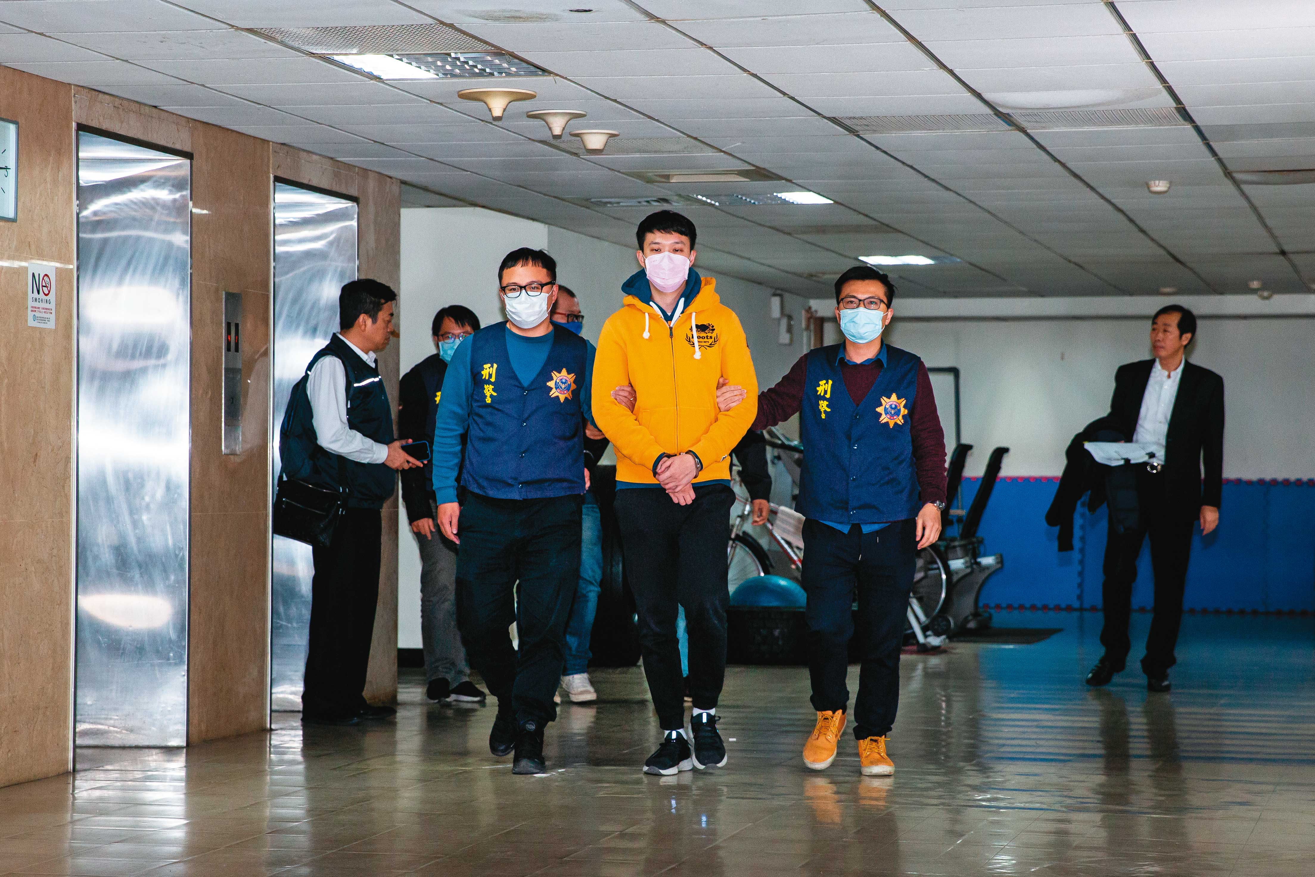 余姓男子（黃衣者）架設網站販賣不雅片，被法院判刑2年10個月。