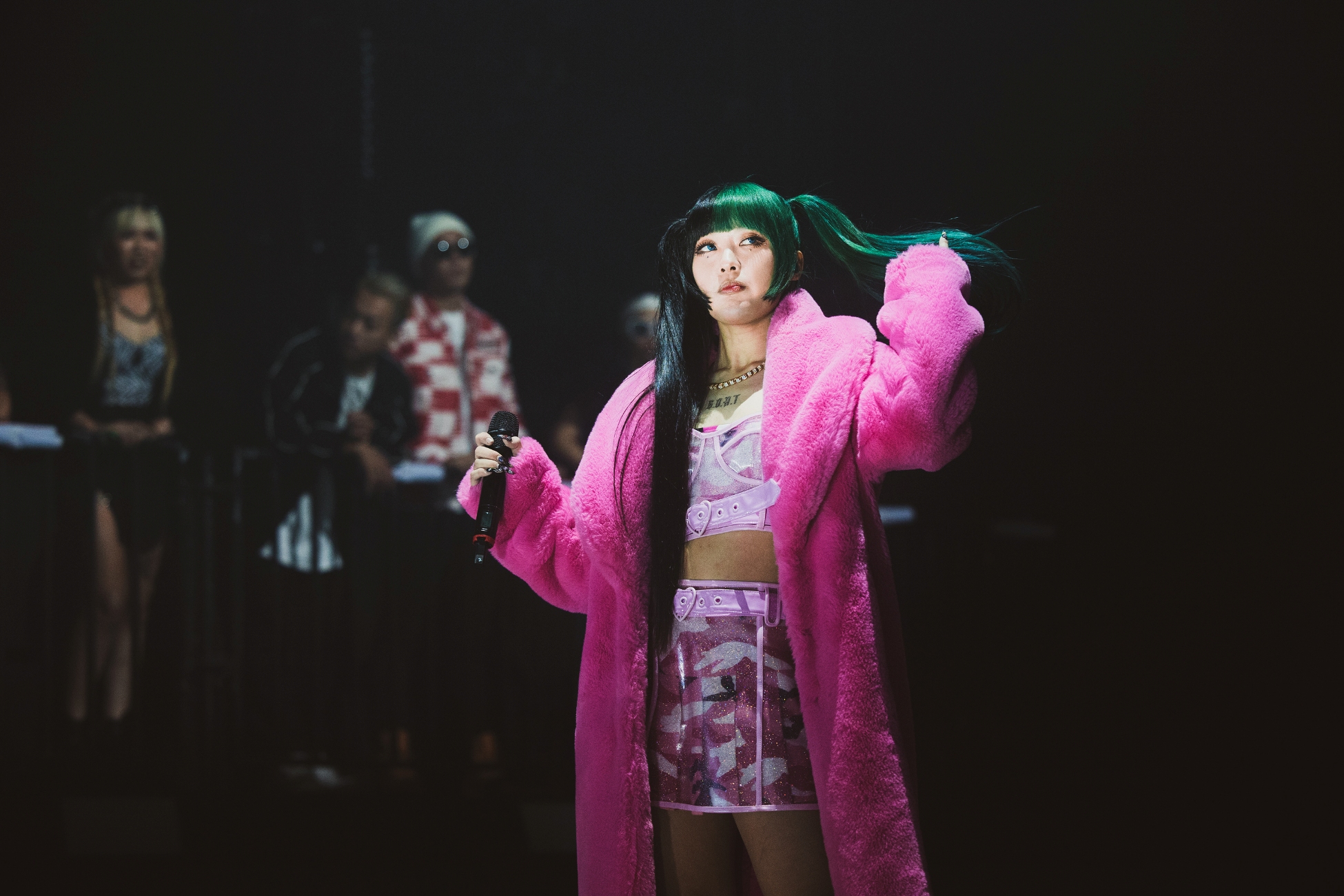 女團出身的C.Holly身著粉色短裙搭配粉色大衣應戰，造型吸睛。（三立提供）