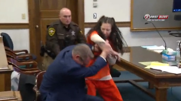 美國女子泰勒涉嫌殺害並分屍友人，出庭時竟失控痛歐辯護律師。（翻攝推特@WBAY）