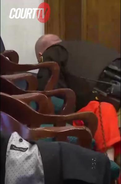 泰勒毆打辯護律師遭法警壓制。（翻攝推特@WBAY）