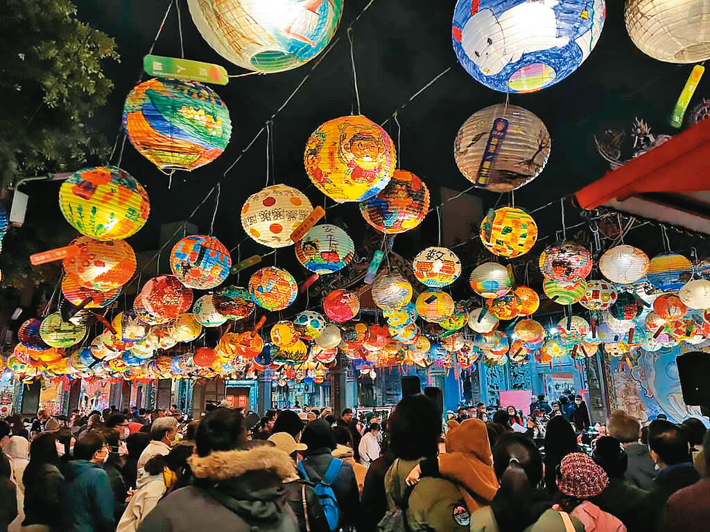 各地旅遊傳出捷報,國旅明顯出現報復性觀光人潮,台南市春節連假期間湧入千萬人次,台中、高雄也湧入超過400萬人。(翻攝台南旅遊網)