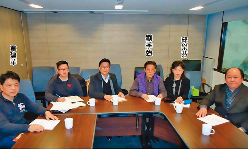 旅館公會已分裂成三派人馬，韋建華（左一）、劉季強（右三）各提一組人馬，原先支持韋建華的前理事長邱樂芬（右二）也提一組人馬。