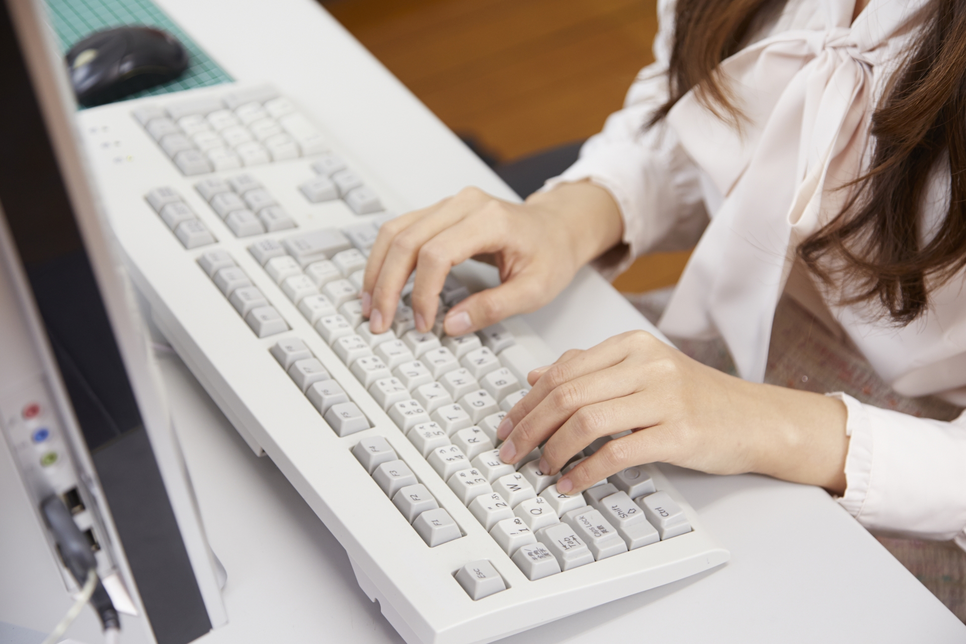 女網友分享進到一間小公司擔任行政工作，早9晚5準時下班，但卻因為「1原因」撐不下去。（示意圖，photoAC）