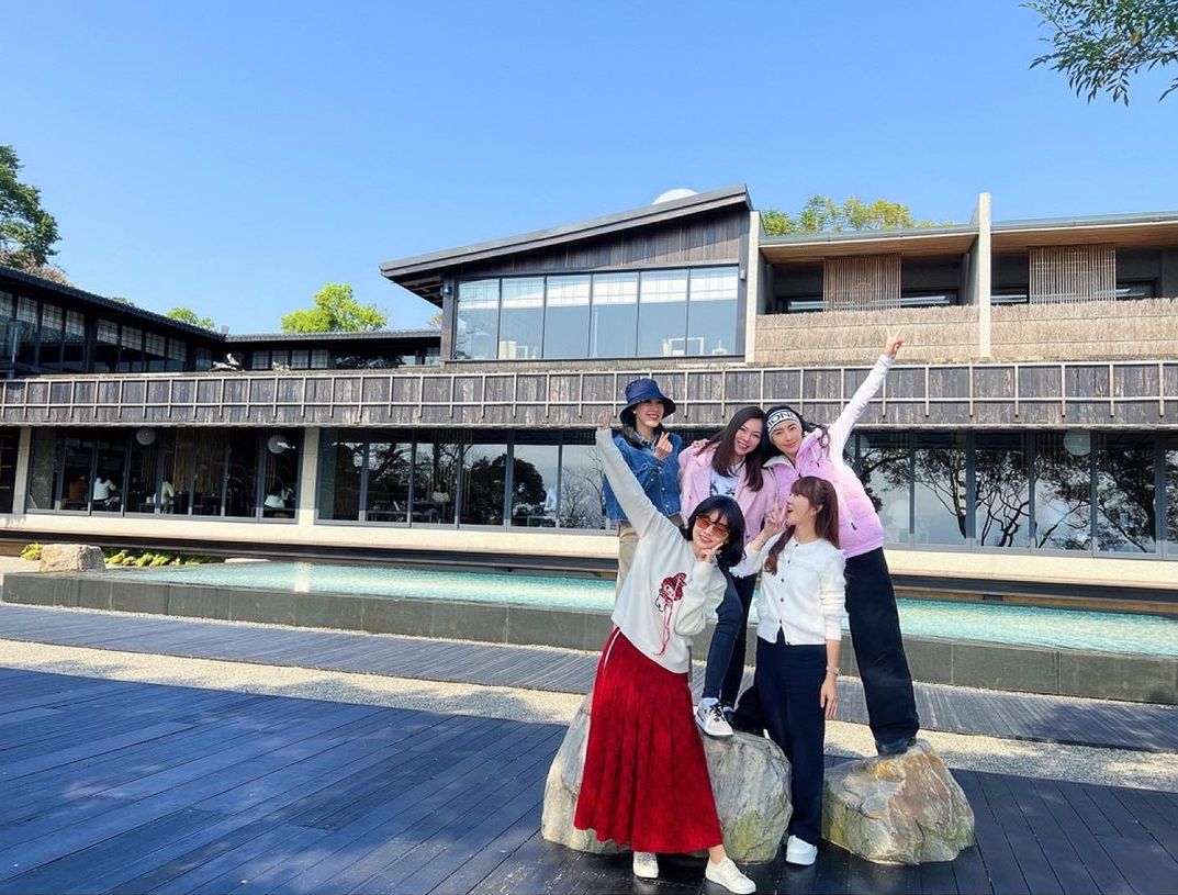 關穎(後排右起)和曾馨瑩等人到「飛花落院」,直呼美不勝收。(翻攝關穎臉書)