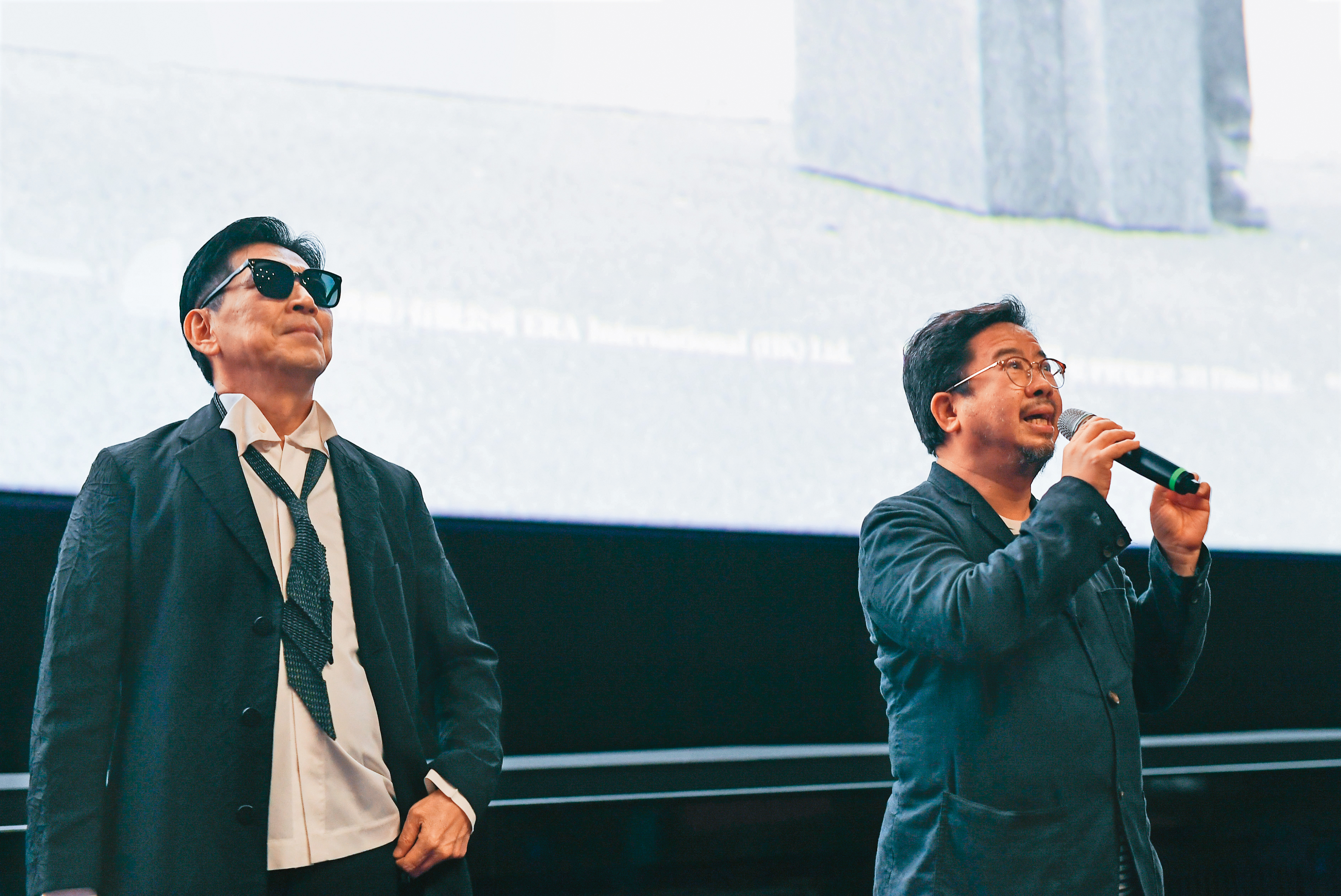 演員高捷(左)與此次重映宣傳統籌、年代國際(香港)有限公司執行長褚明仁(右)出席媒體試片。(牽猴子提供 )