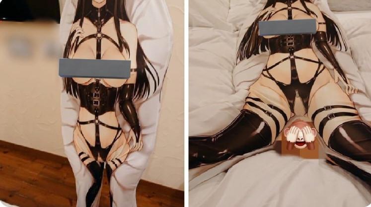 日本一名風俗娘接客時,遇到客人要求她套進動漫人形抱枕內才有興致。(翻攝推特@takigare3)