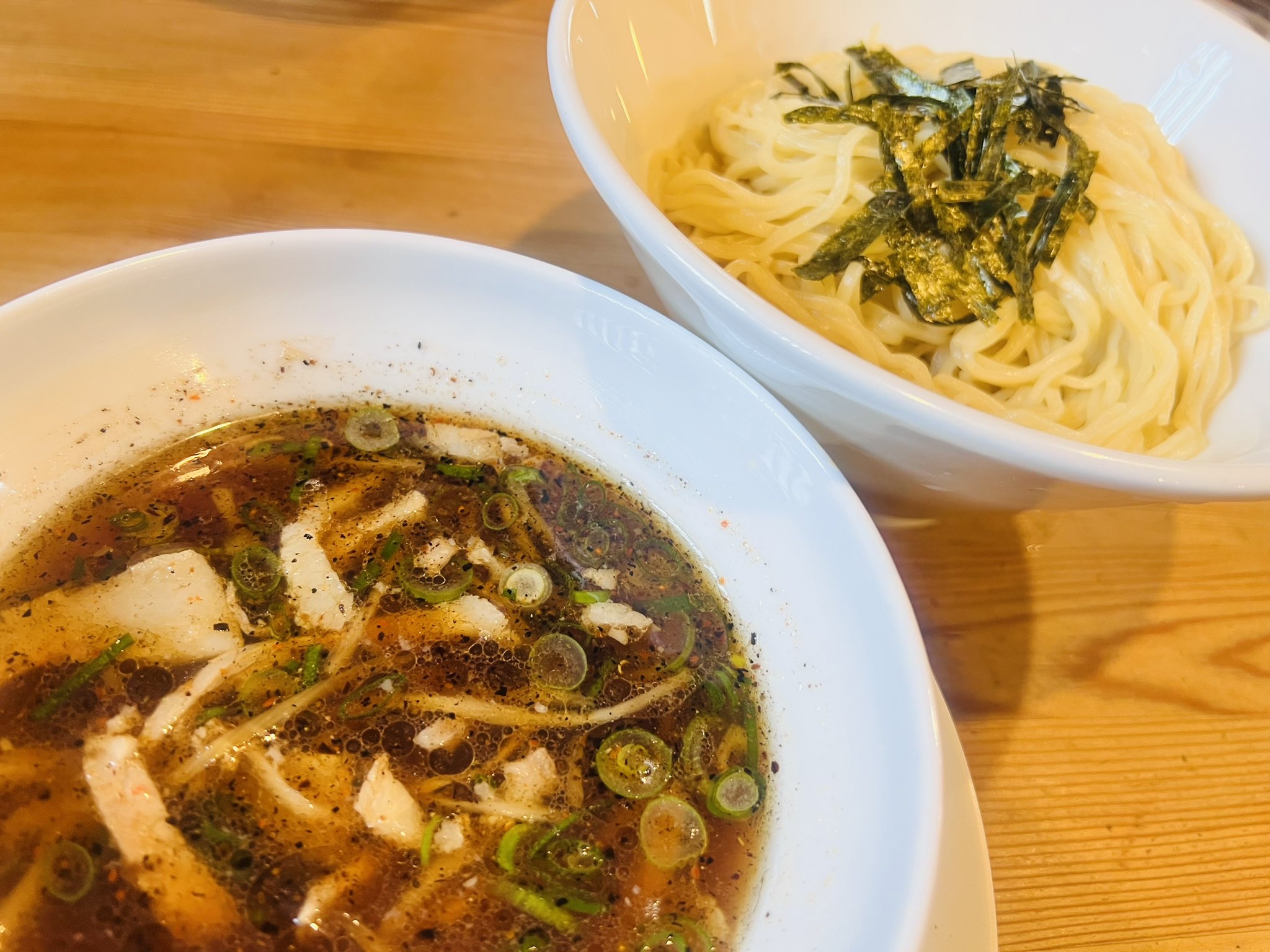 日本一名40多歲男子吃沾麵卻不滿「麵是冷的」大鬧店家，慘被老闆壓制報警處理。（翻攝自推特@mendokoromaruwa）