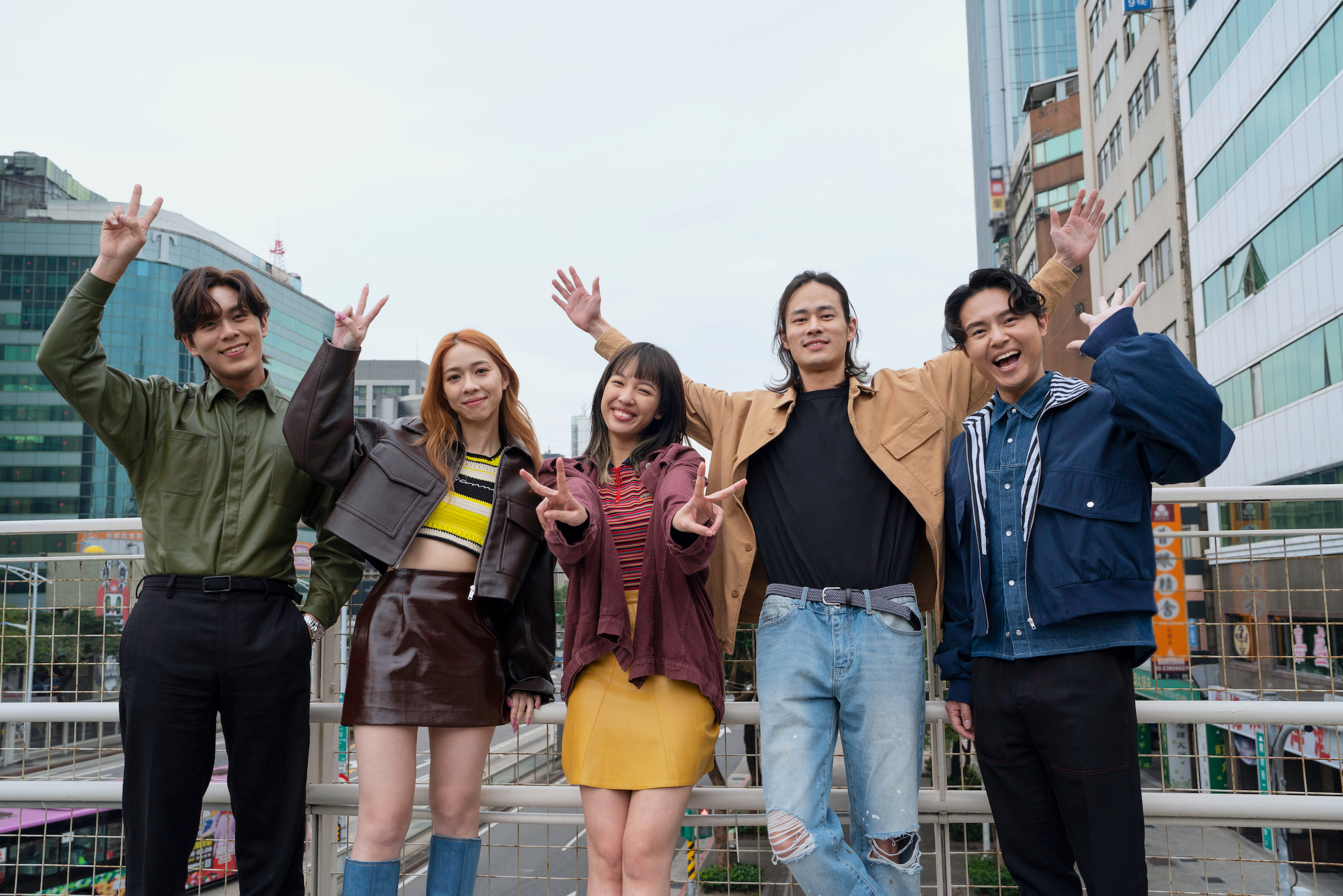  王渝萱、夏騰宏繼續與告五人合作，拍攝〈一念之間〉MV。（相信音樂提供）