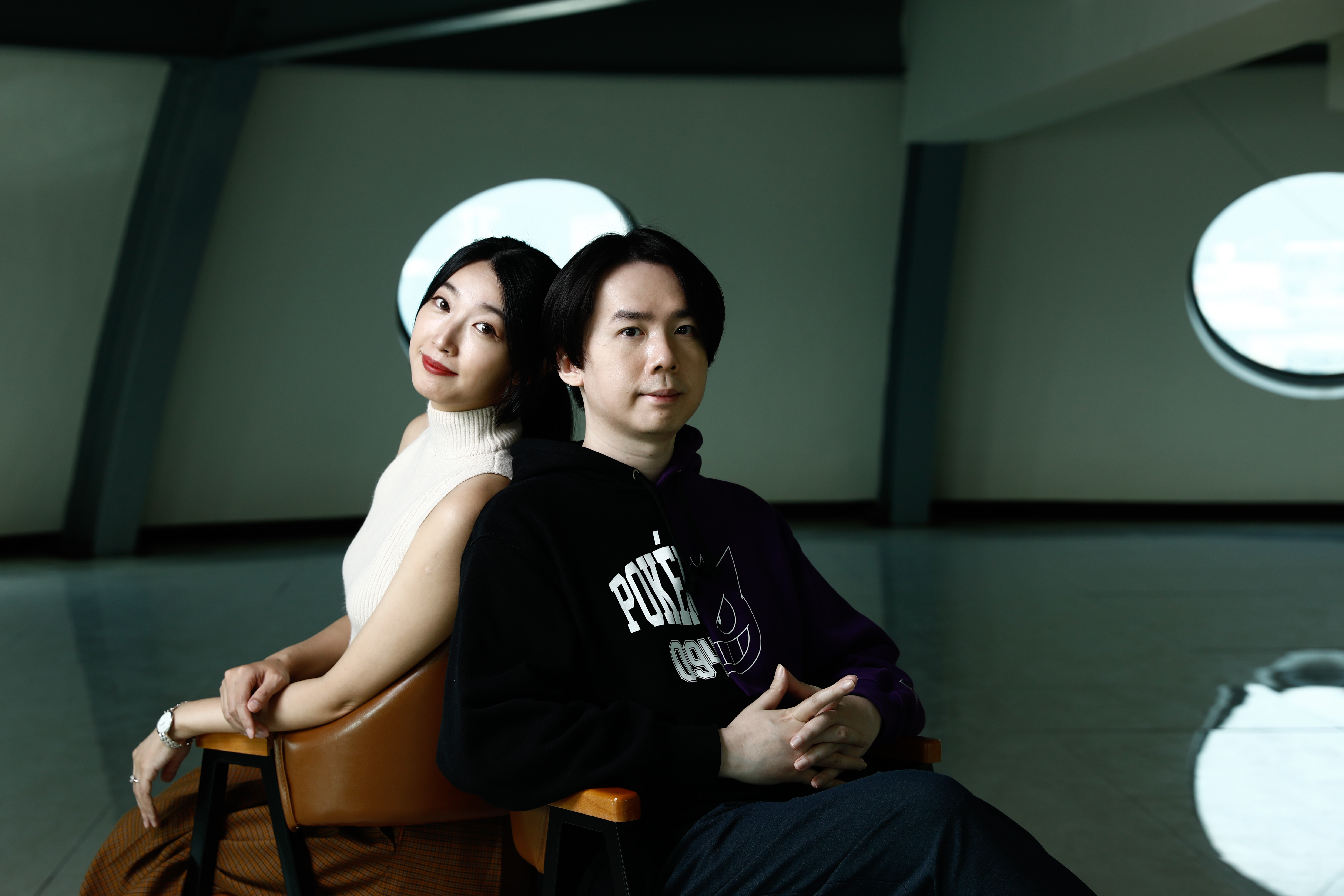 賴惟智（右）與妻子彭莉婷（左）共同孵育《成為奪心魔之必要》。