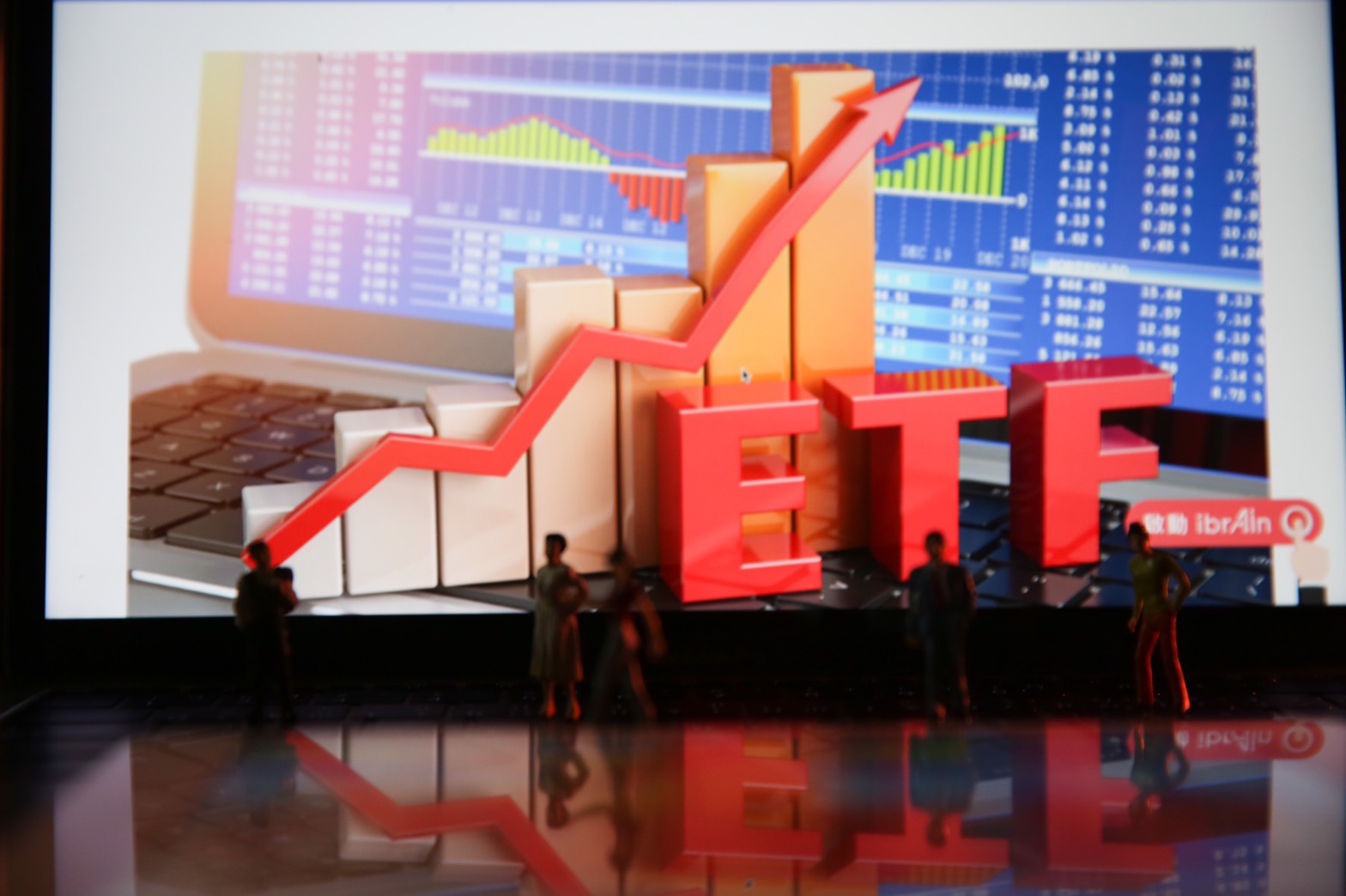 高債息吸引散戶爭相進入債市，今年來投資等級債ETF規模爆增。