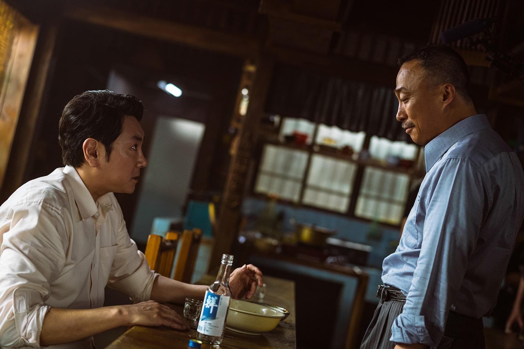 李星民(右)坦承與趙震雄共演會有心動的感覺。(車庫娛樂提供)