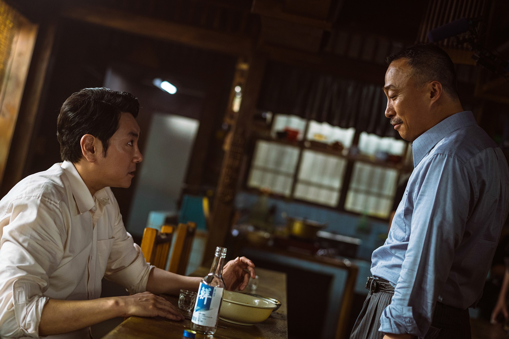 李星民（右）坦承與趙震雄共演會有心動的感覺。（車庫娛樂提供）