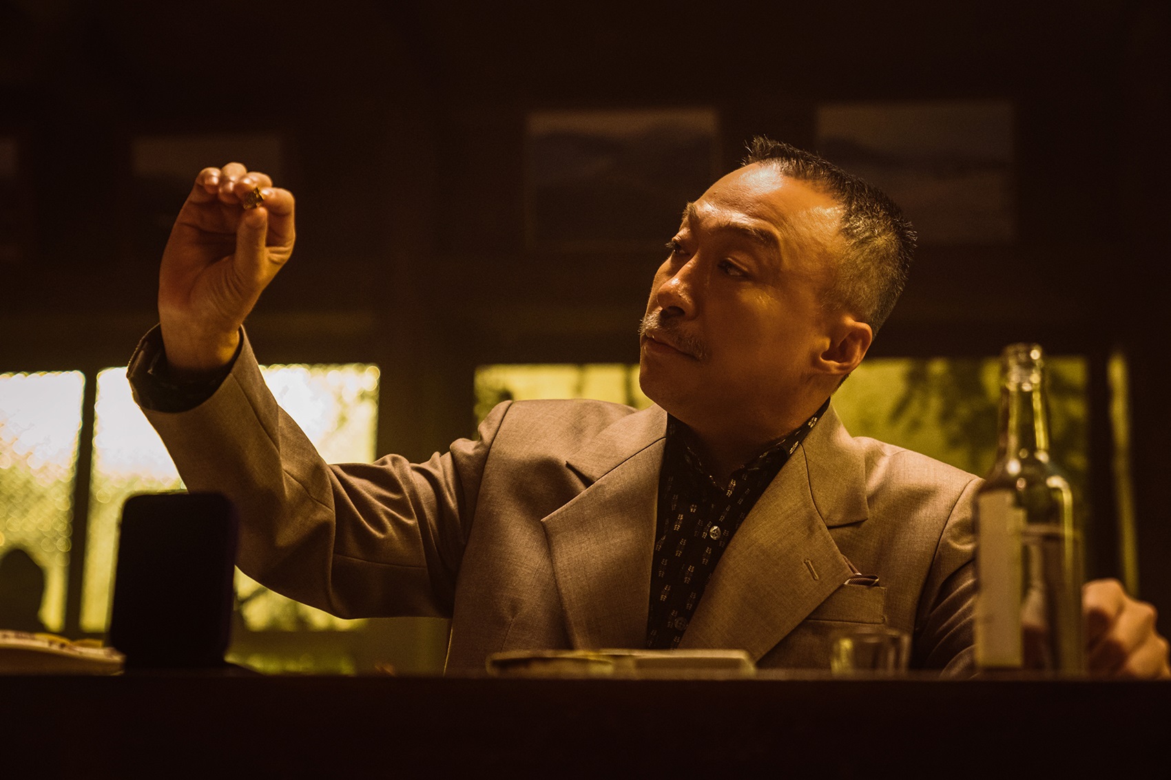 李星民在《闇黑對決》中飾演心狠手辣的政治實權者。（車庫娛樂提供）