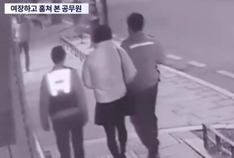 監視器拍下該名公務員扮成偽娘走在路上的畫面。(翻攝Youtube頻道「뉴스TVCHOSUN」)