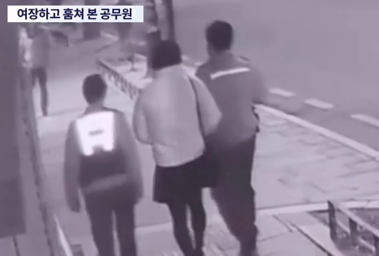 監視器拍下該名公務員扮成偽娘走在路上的畫面。(翻攝Youtube頻道「뉴스TVCHOSUN」)