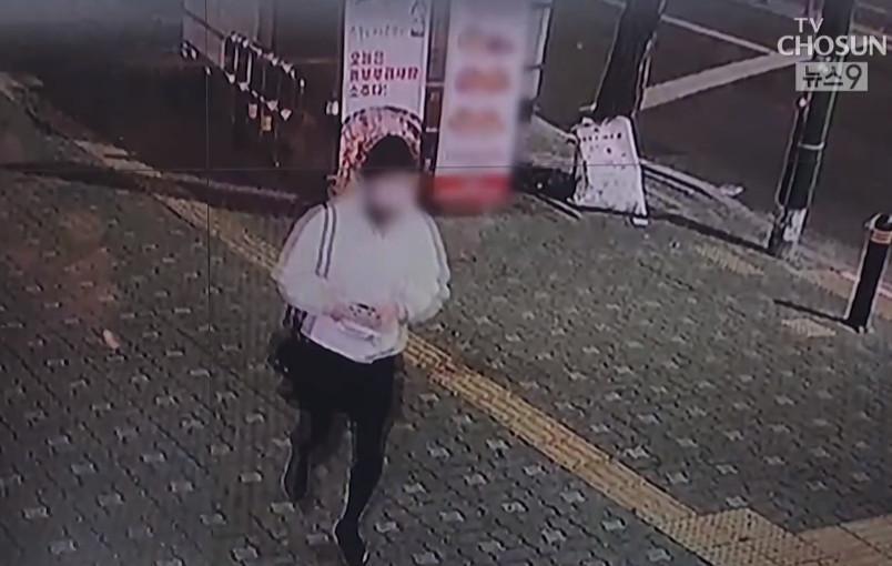 南韓首爾一名男公務員為了潛進游泳池女更衣室偷窺,竟扮女裝犯案。(翻攝Youtube頻道「뉴스TVCHOSUN」)