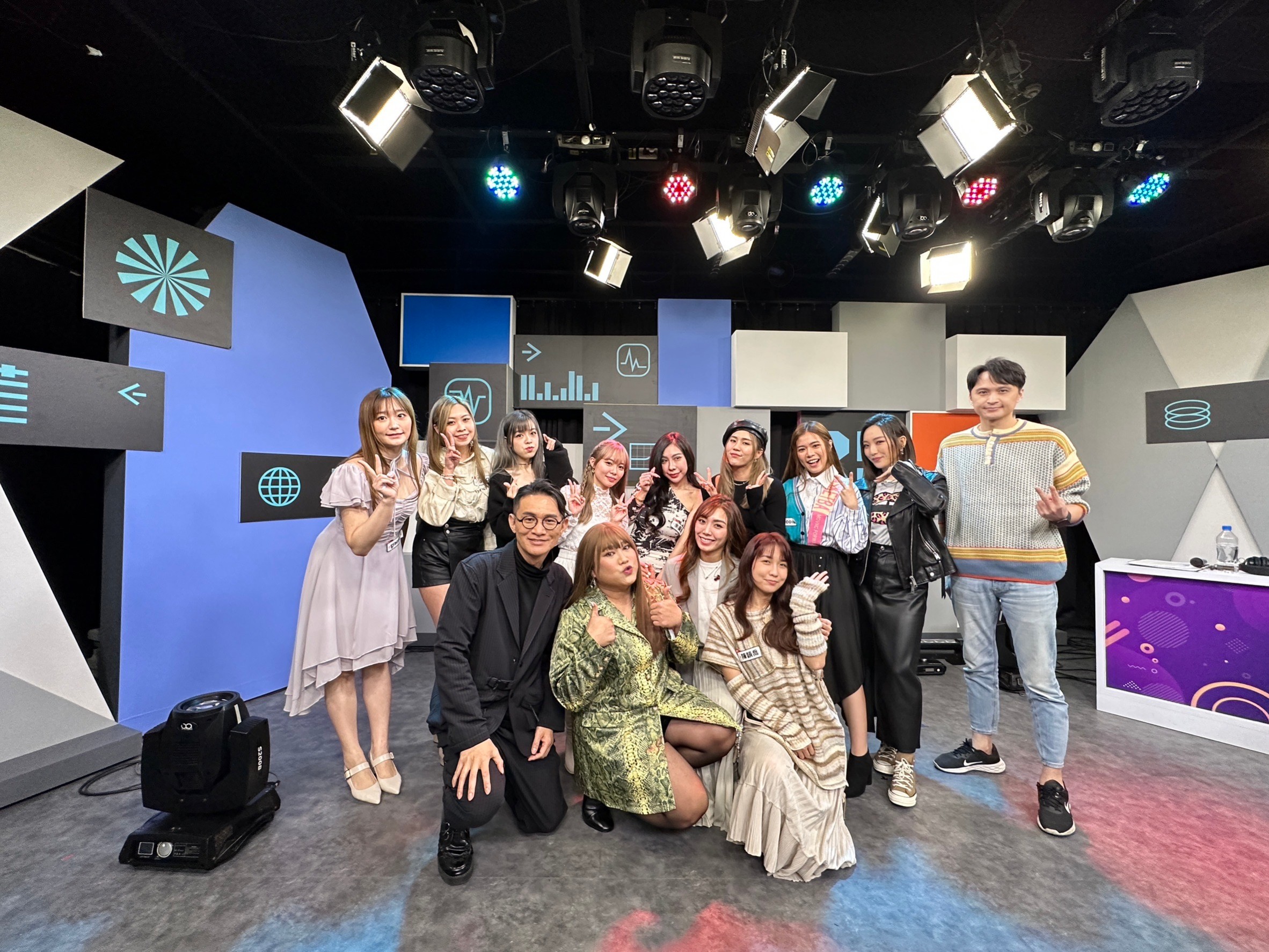 《17超Sing星》總決賽由3位重量級評審閻奕格、卓義峯和陳建瑋坐鎮評選，黃小愛主持。（17直播提供）