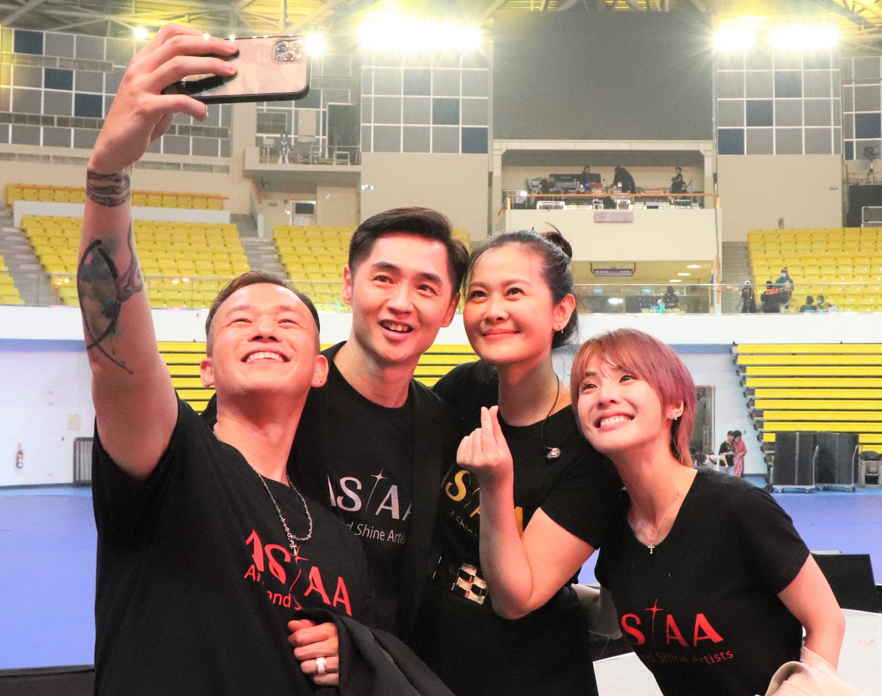 阿Ben（左起）、宋逸民、陳維齡、徐小可昔日一起出席教會。（翻攝自藝起發光臉書）