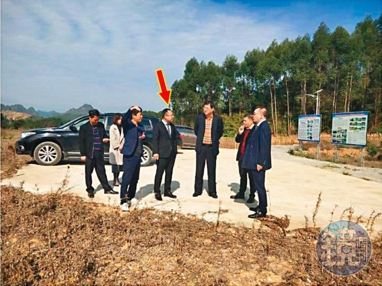 邱忠義(箭頭處)近年在中國十分活躍,連地方政府也誤信他是新光集團的代表。(讀者提供)