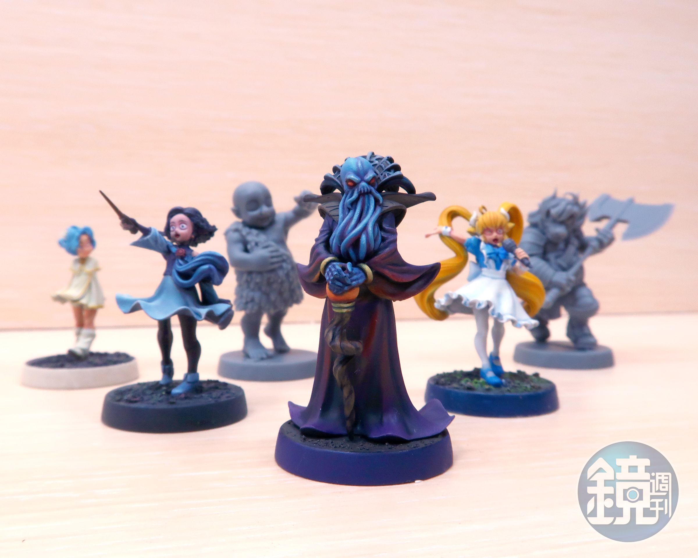 《成為奪心魔之必要》有不少周邊商品，包括即將推出的角色微縮模型。（艾德萊娛樂提供）