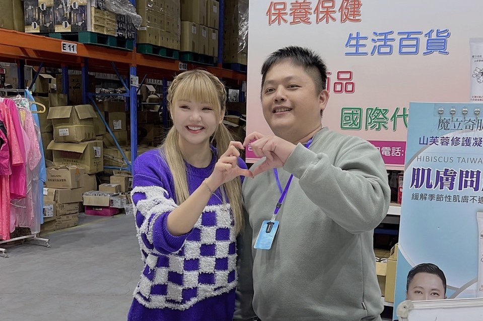 比熊日前受邀上「寶藏屋直播台」和直播主A夢搭檔，體驗直播帶貨。（大氣文創）