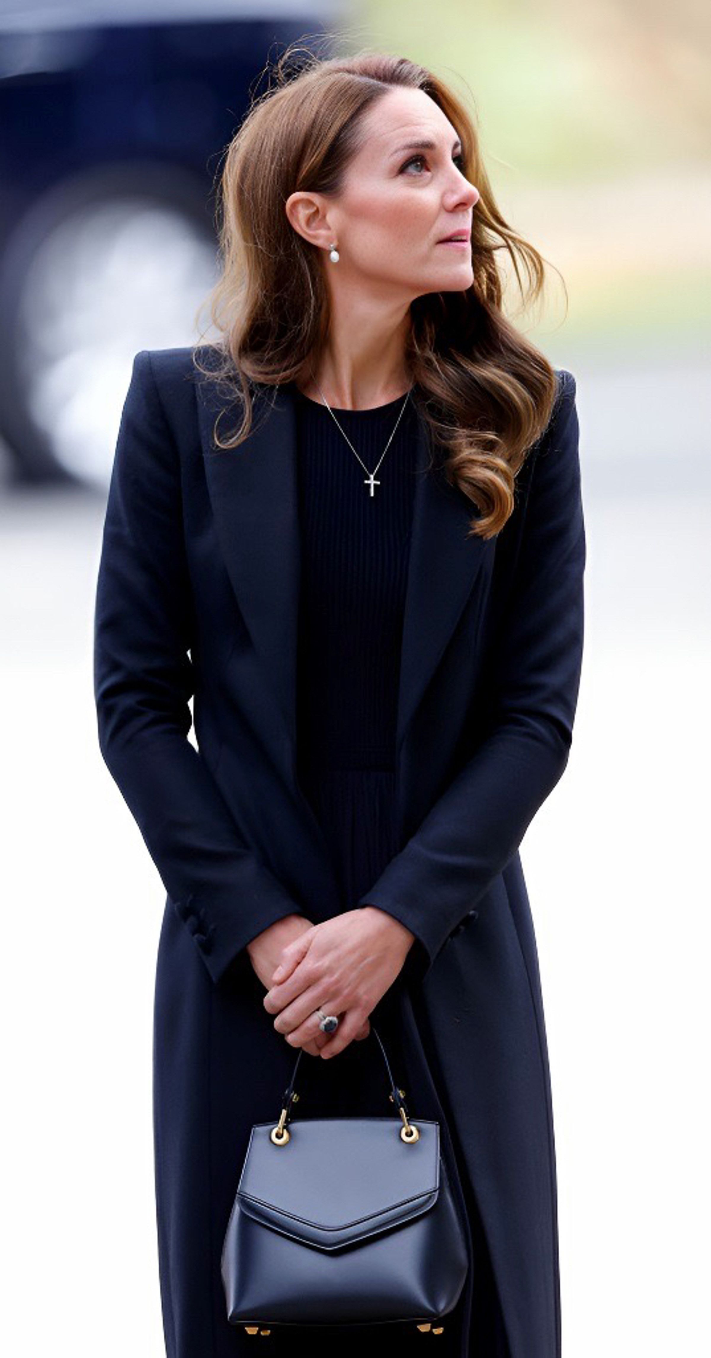 凱特王妃出席英國女王追思活動時攜帶Love Letter手提包。(getty images提供)