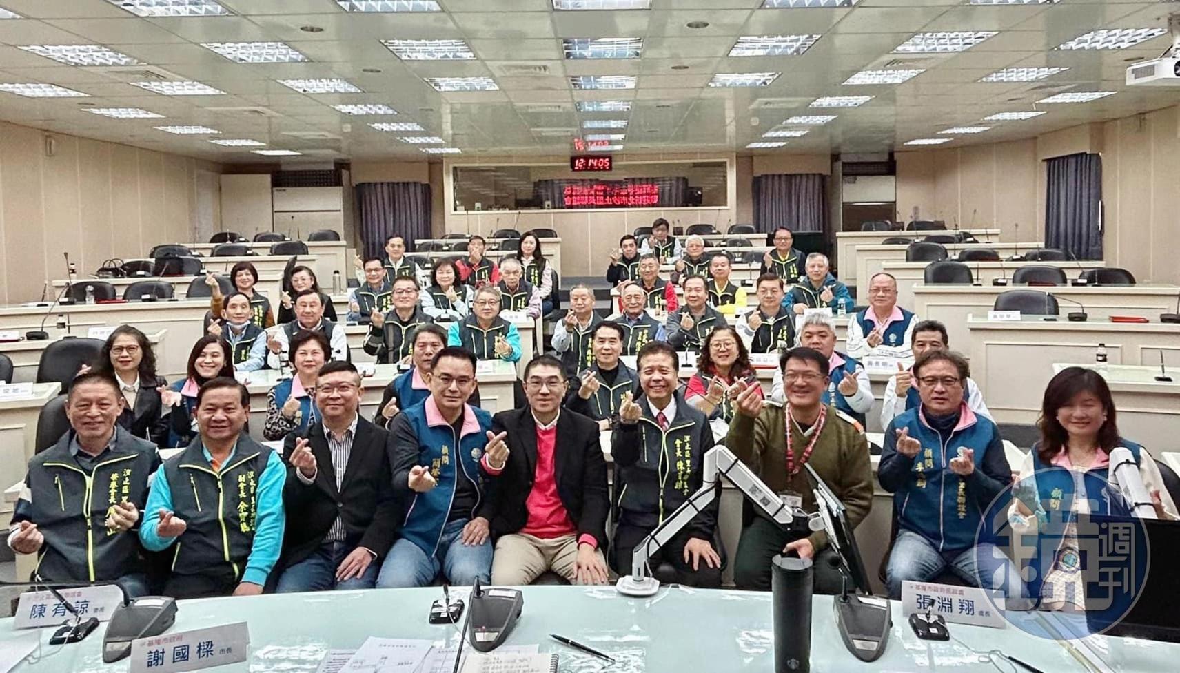 簡榮宗(前排左4)偕里長拜會基隆市長謝國樑(左5),促成立基隆汐止交流平台。(讀者提供)