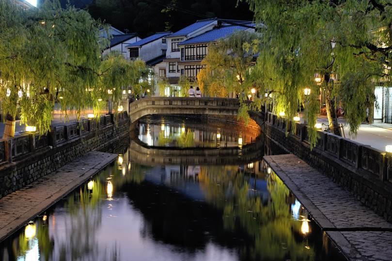 沿岸柳樹搖曳的城崎溫泉街道。（豐岡市台灣推廣事務所提供）